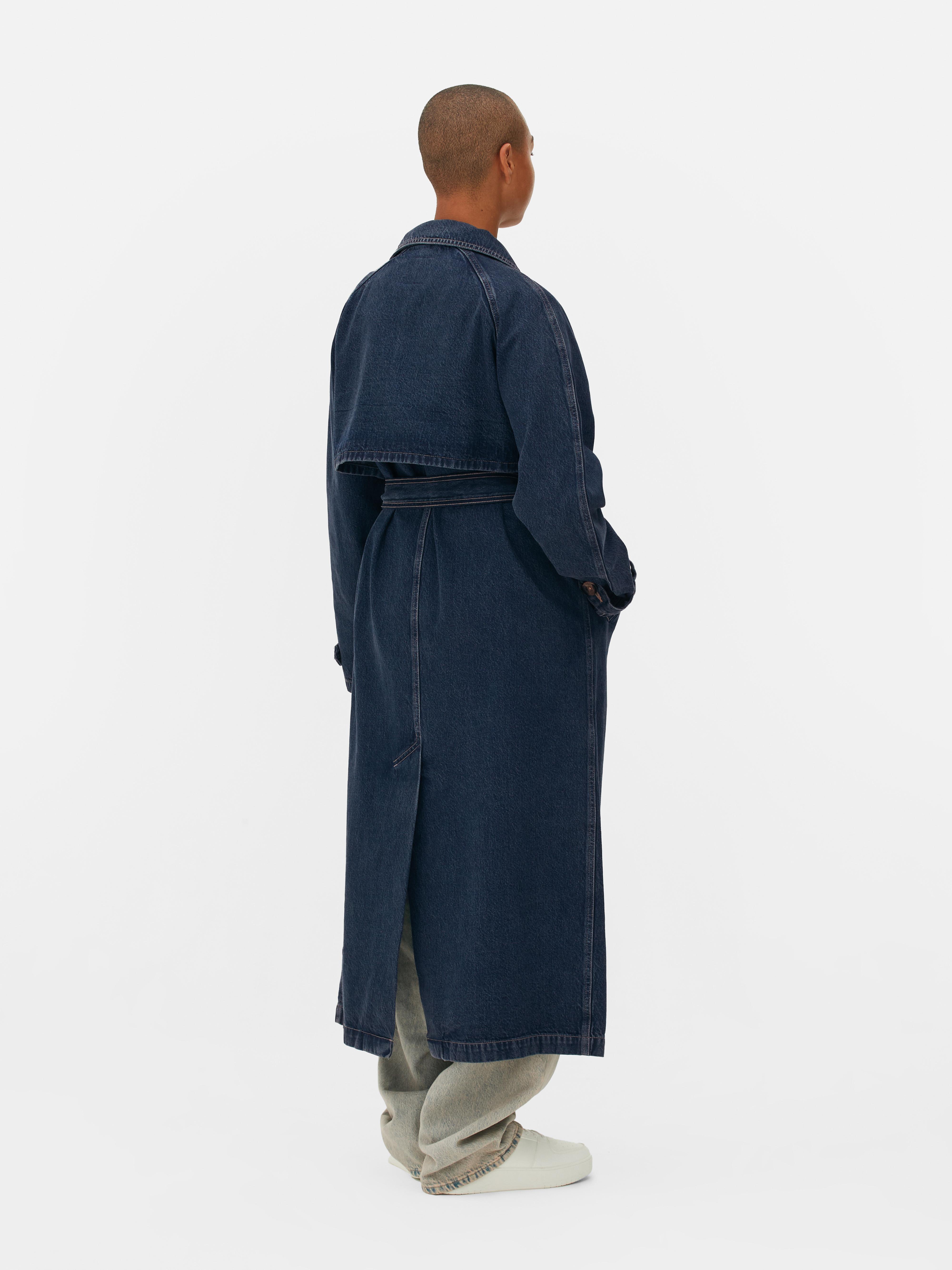Trench maxi din denim. Acest trench maxi combină detalii clasice cu o notă modernă.