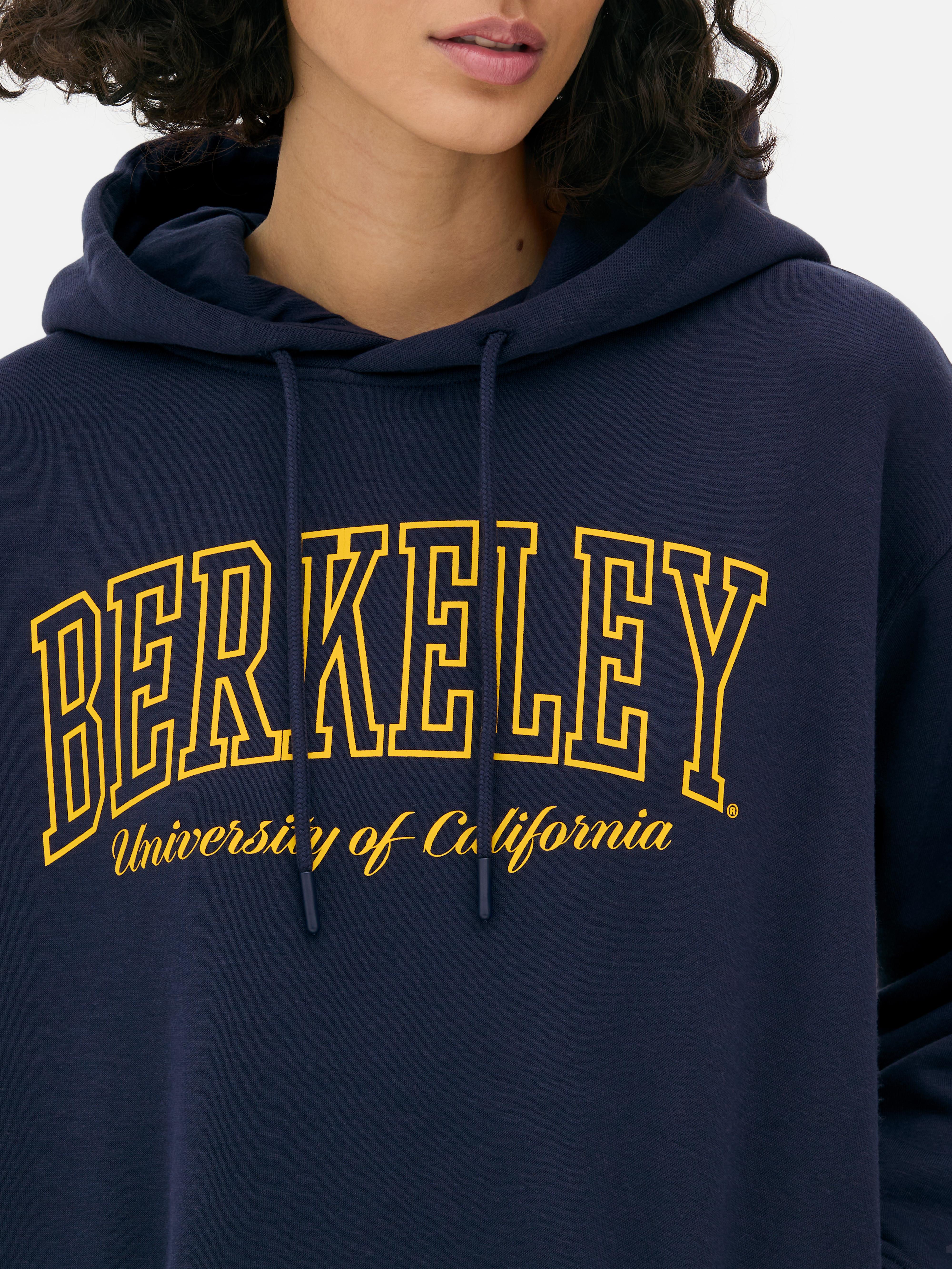 Hanorac asortat cu model Berkeley. Acest hanorac are glugă, mâneci lungi și imprimeu cu logo.