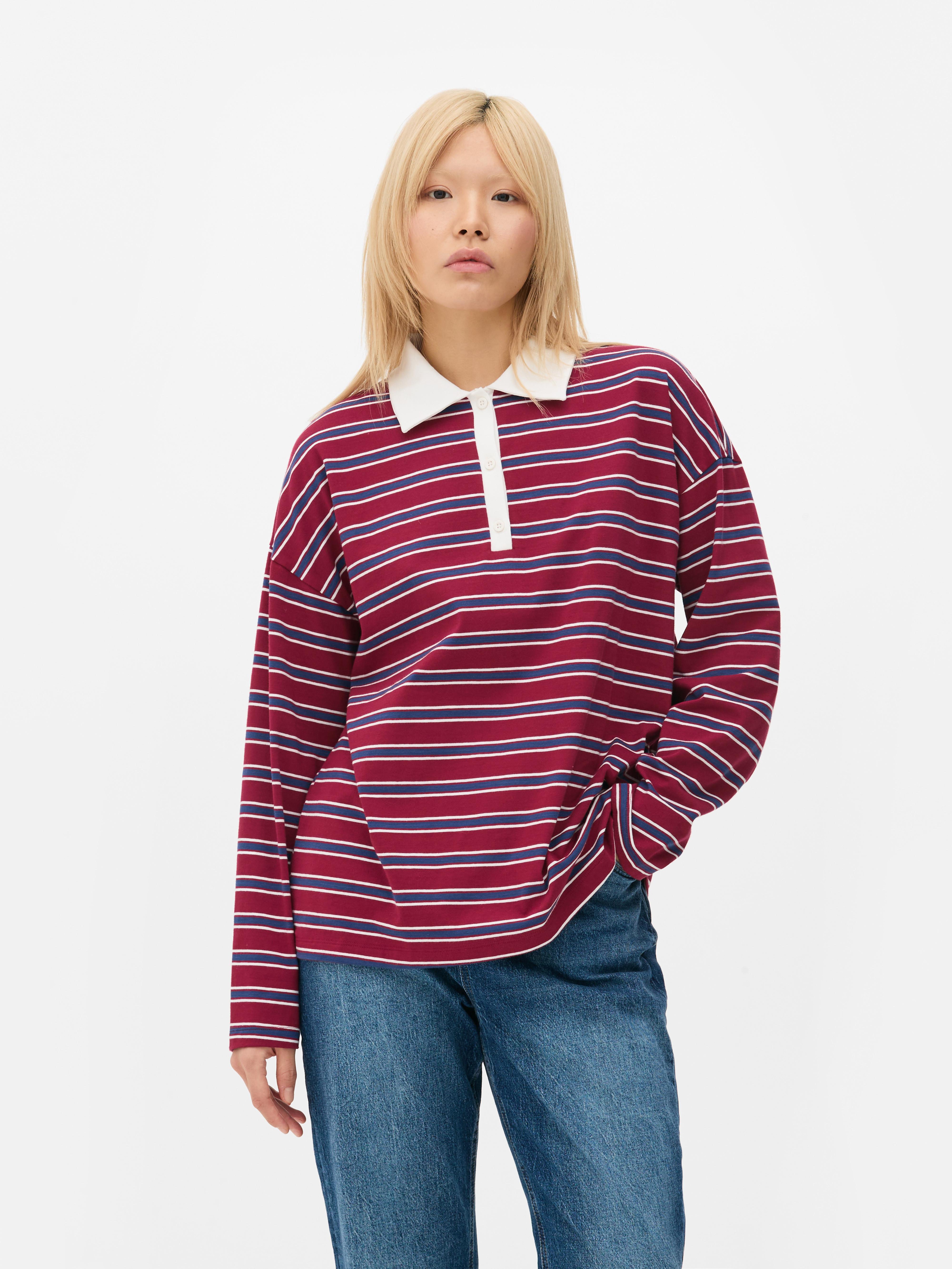 Tricou polo cu mânecă lungă. Acest polo are guler clasic, închidere cu jumătate de nasture și mâneci lungi.