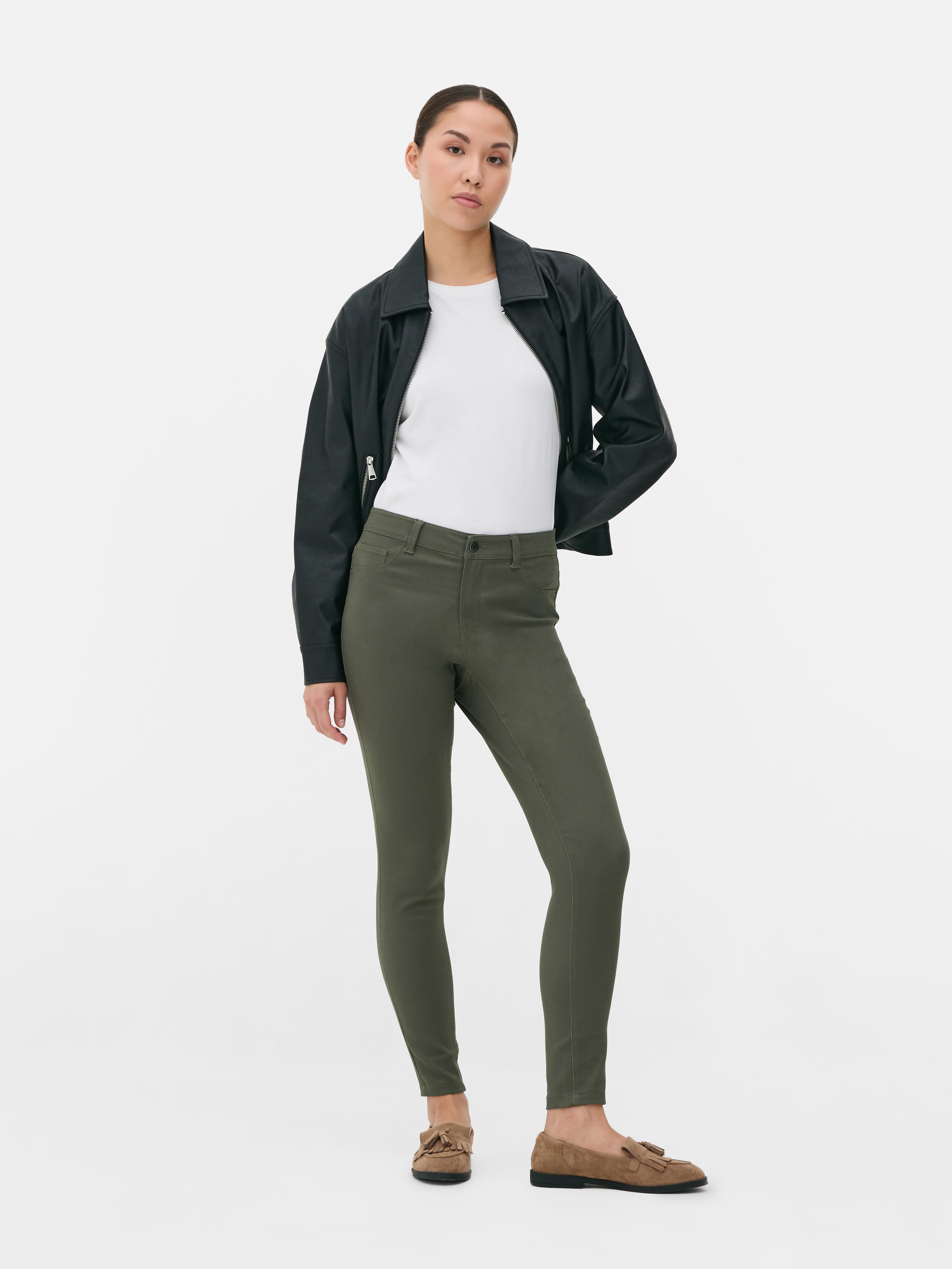Blugi skinny simpli cu talie medie. Blugii sunt un must-have, iar noi adorăm acest stil mulat.