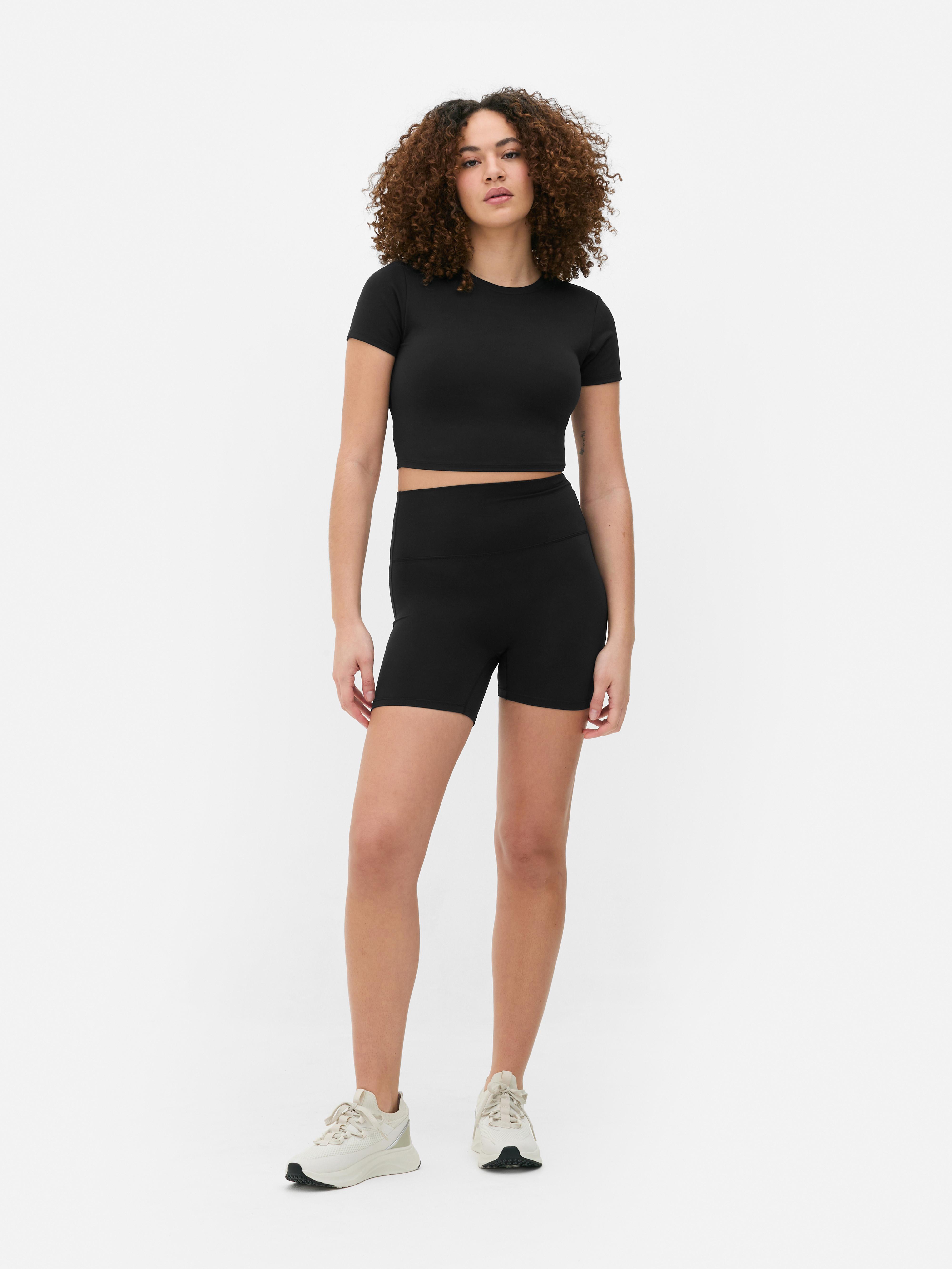 Pantaloncini sportivi morbidissimi. Questi pantaloncini morbidissimi sono ideali da indossare durante gli allenamenti.