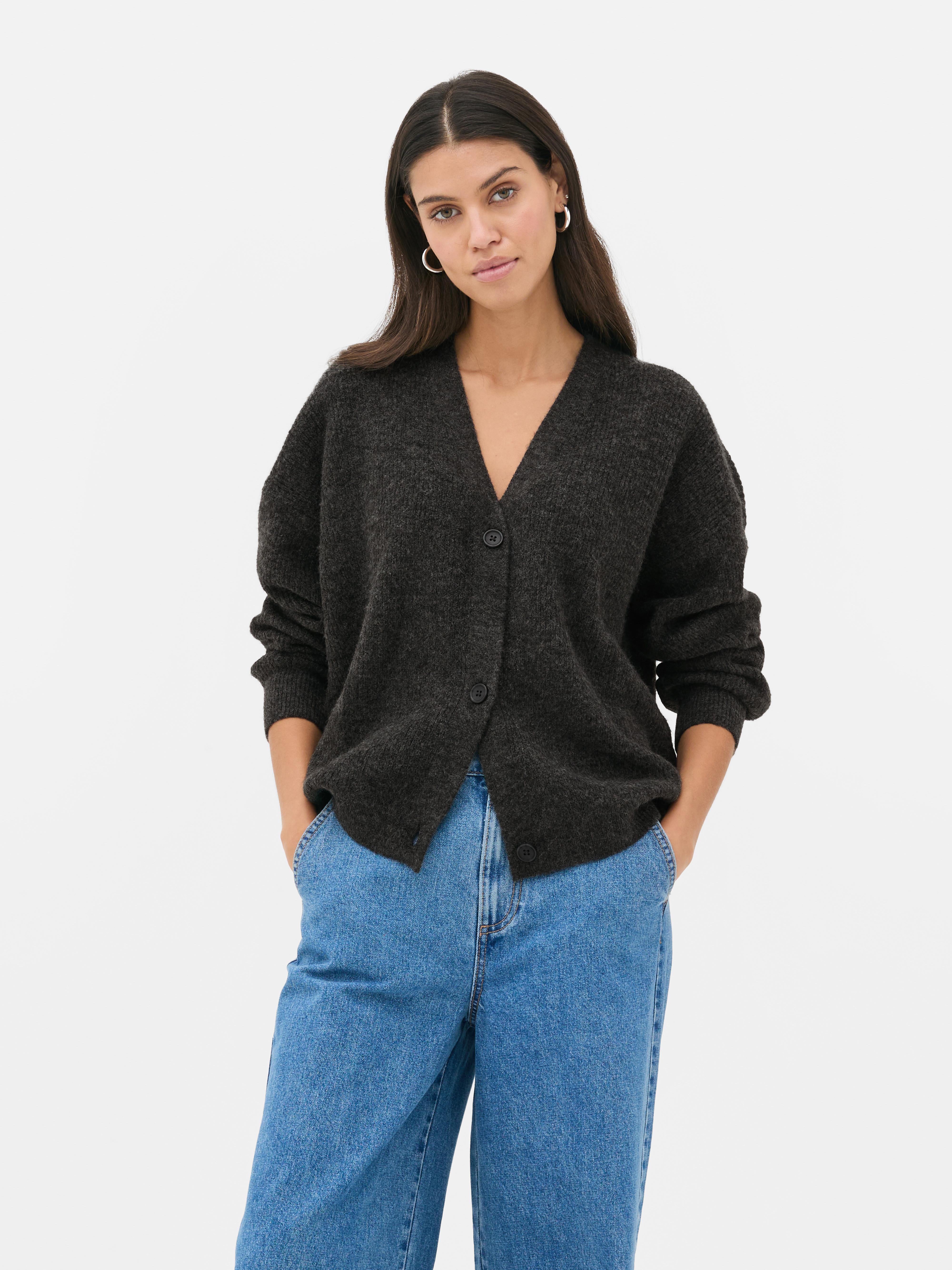 Cardigan con scollo a V e vestibilità comoda. Questo cardigan con bottoni, vestibilità comoda e spalle scese è un classico elegante.