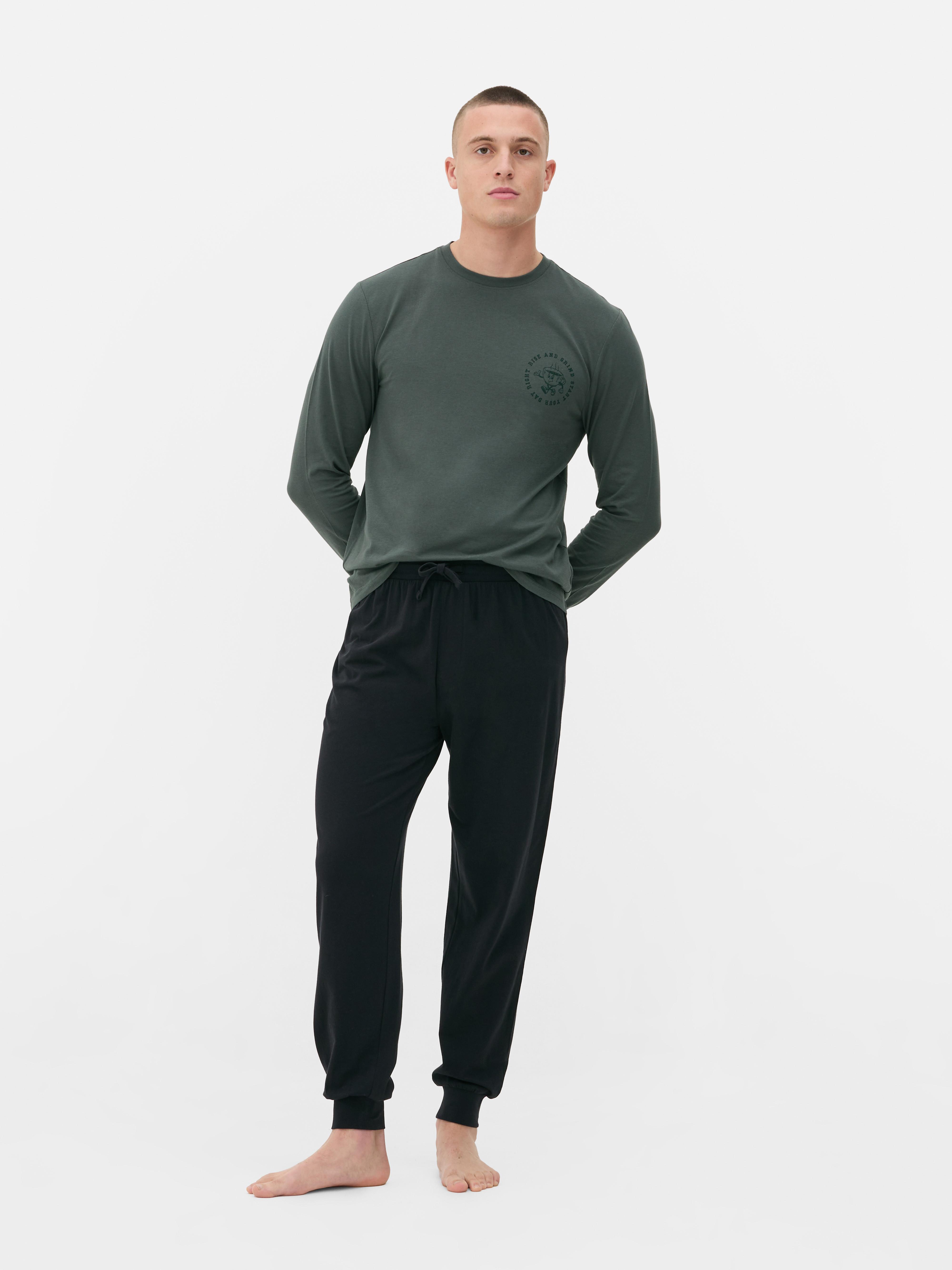 Pijama cu tricou și pantaloni O pijama formată dintr-un tricou cu mânecă lungă și pantaloni