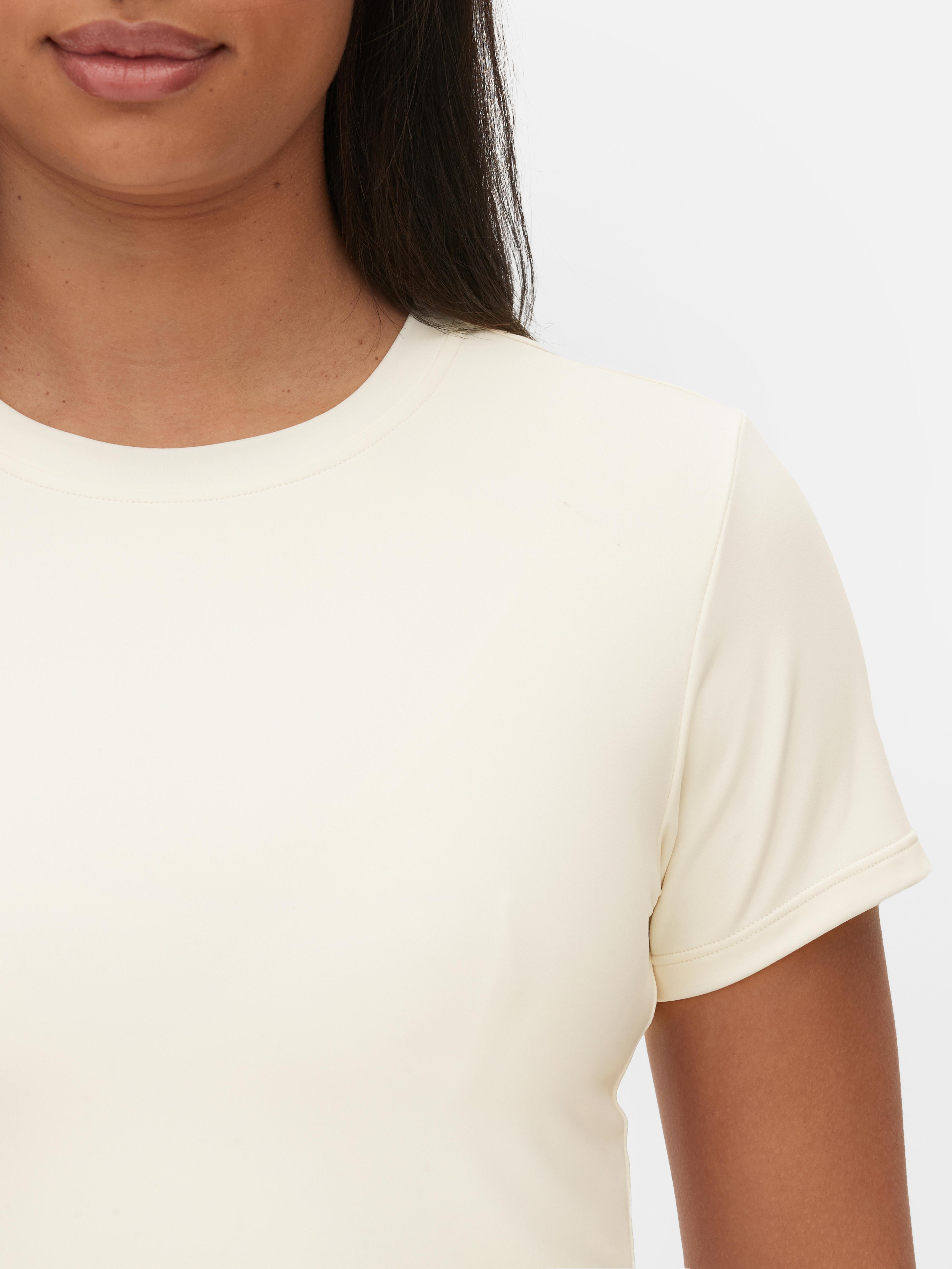Tricou sport moale ca untul Bucură-te de un antrenament în acest tricou cu guler rotund moale ca untul din colecția noastră sport