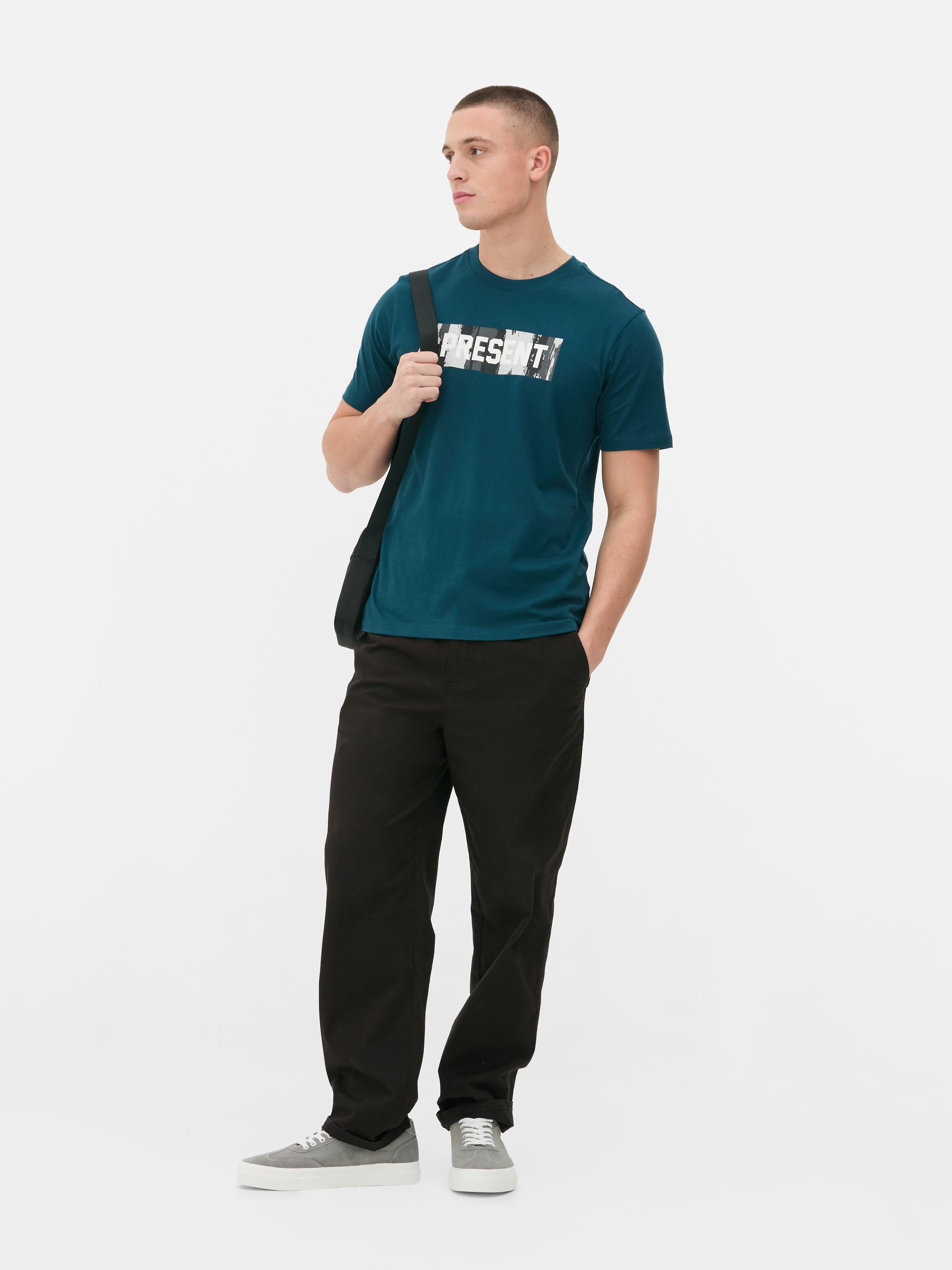 Kurzarm-T-Shirt mit Aufdruck Ein Kurzarm-T-Shirt mit einem Geschenkaufdruck auf der Vorderseite