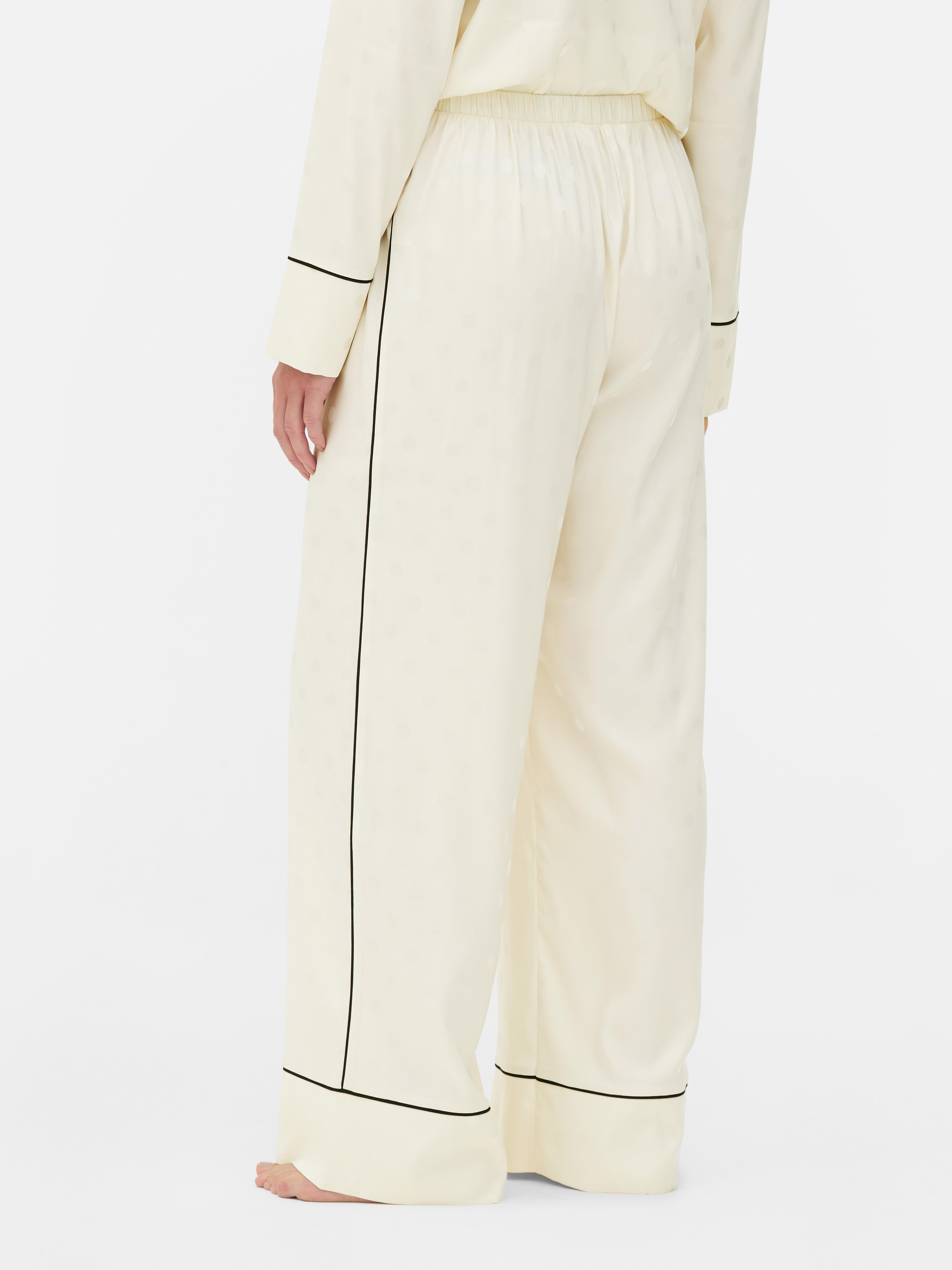 Pantaloni de pijama asortați cu garnitură contrastantă. Pantaloni de pijama cu croială largă și garnitură contrastantă.