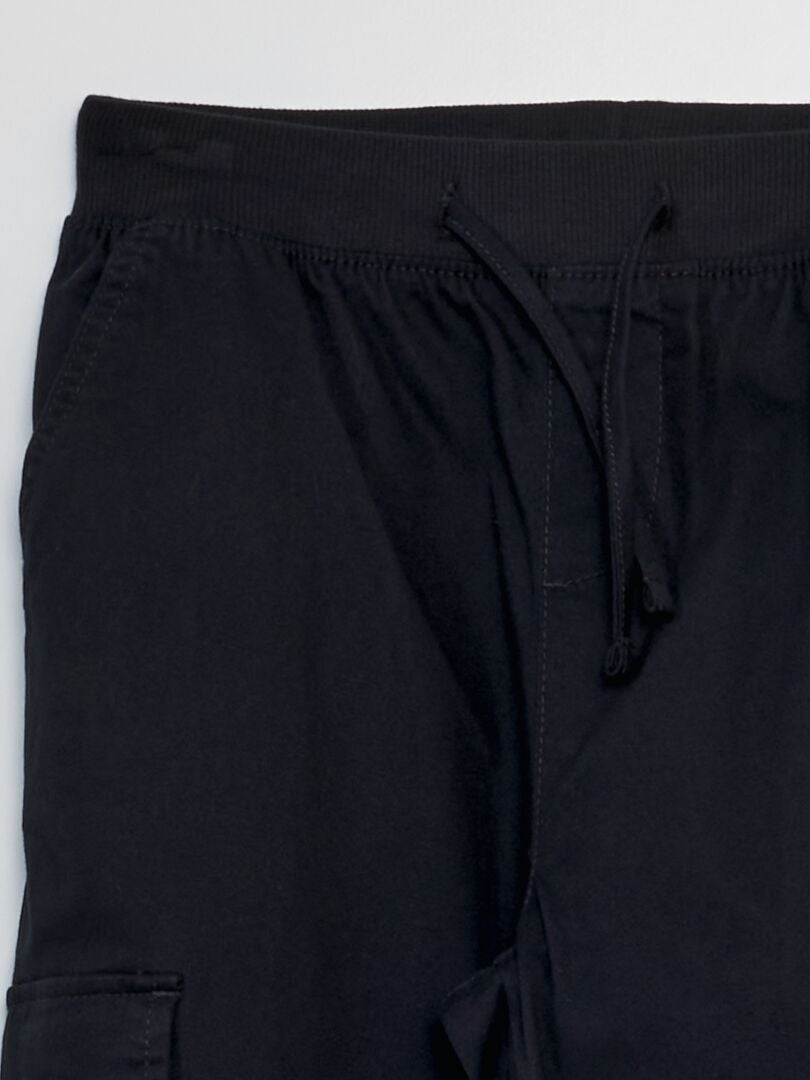 Calças com bolsos de aba - Ajuste mais confortável - Pretas