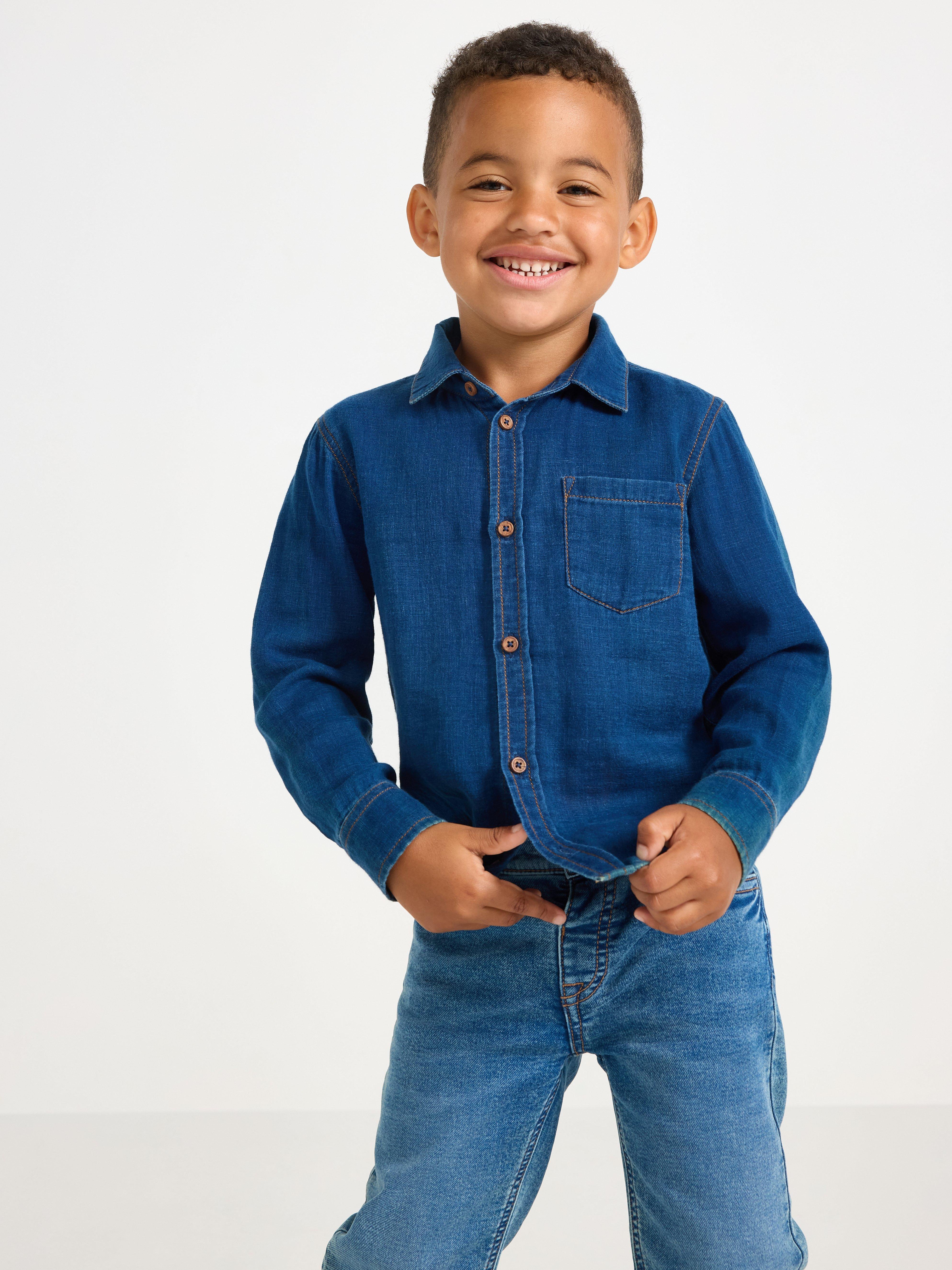 Camisa com efeito jeans, tamanho médio.