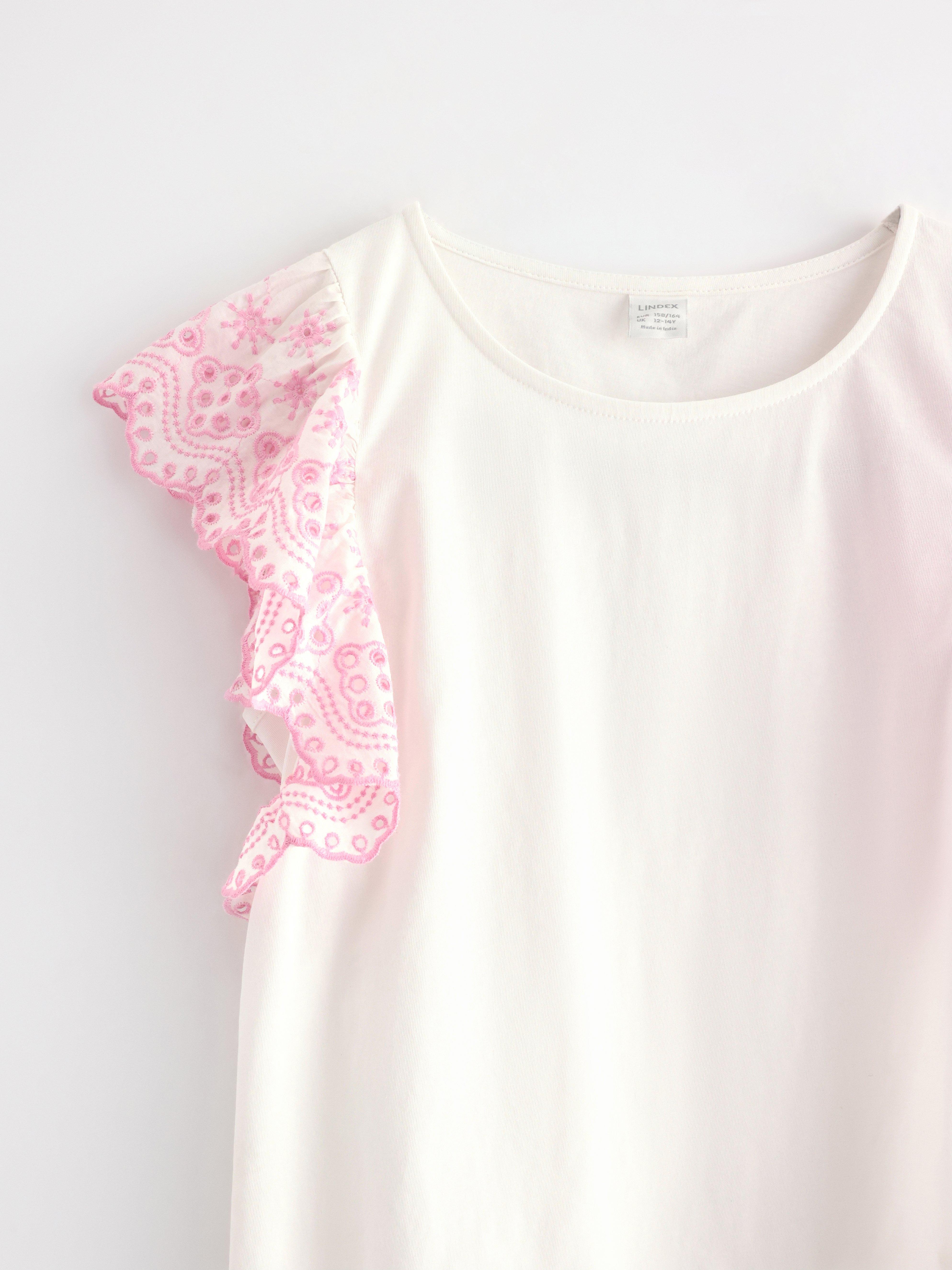 Blusa com mangas bordadas rosa claro