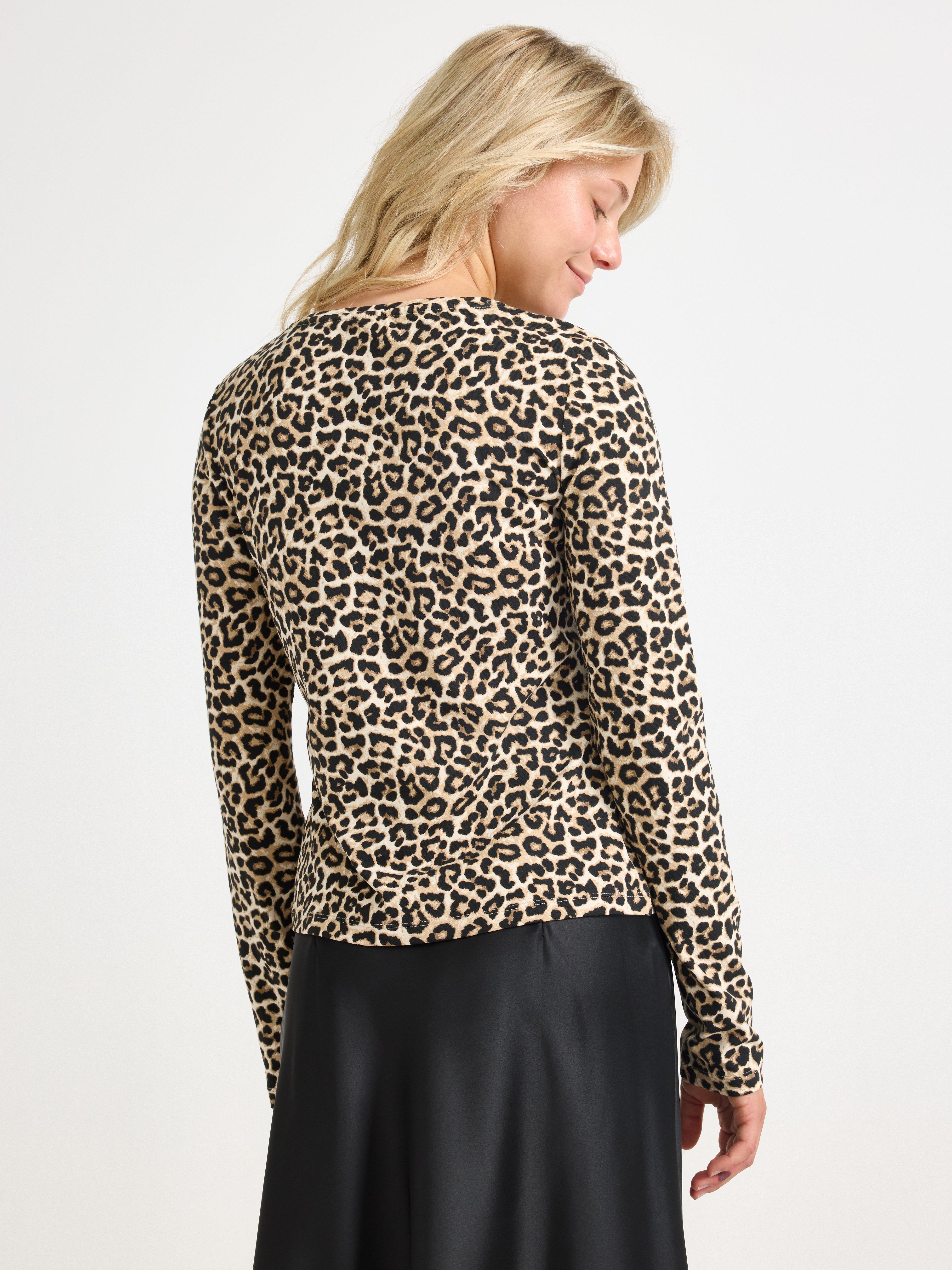 Top de manga larga color beige.