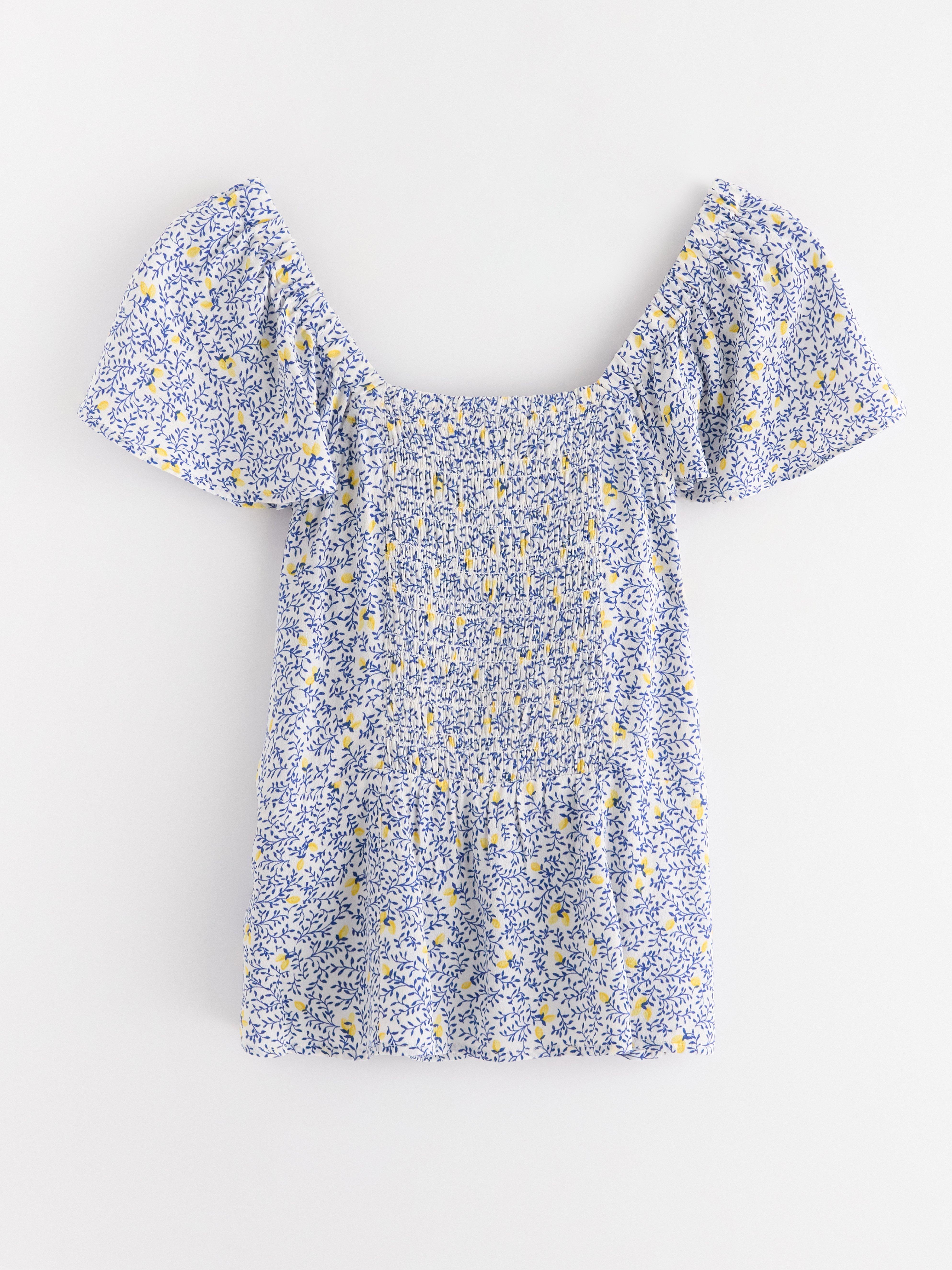 Blusa de manga corta, color blanco empolvado claro.