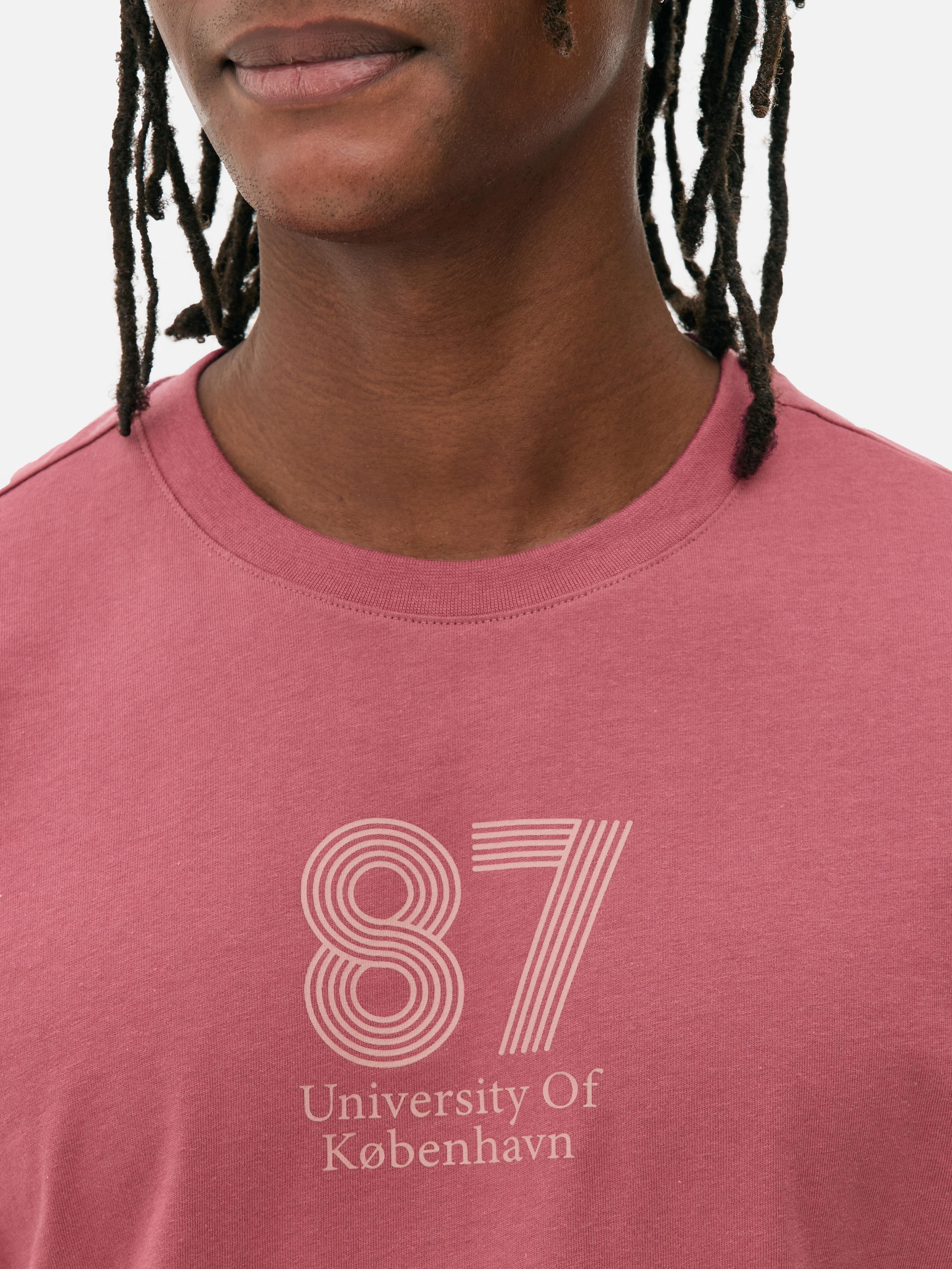 Pigiama in jersey. Un set pigiama composto da una maglia con logo numerico e pantaloni in jersey abbinati.