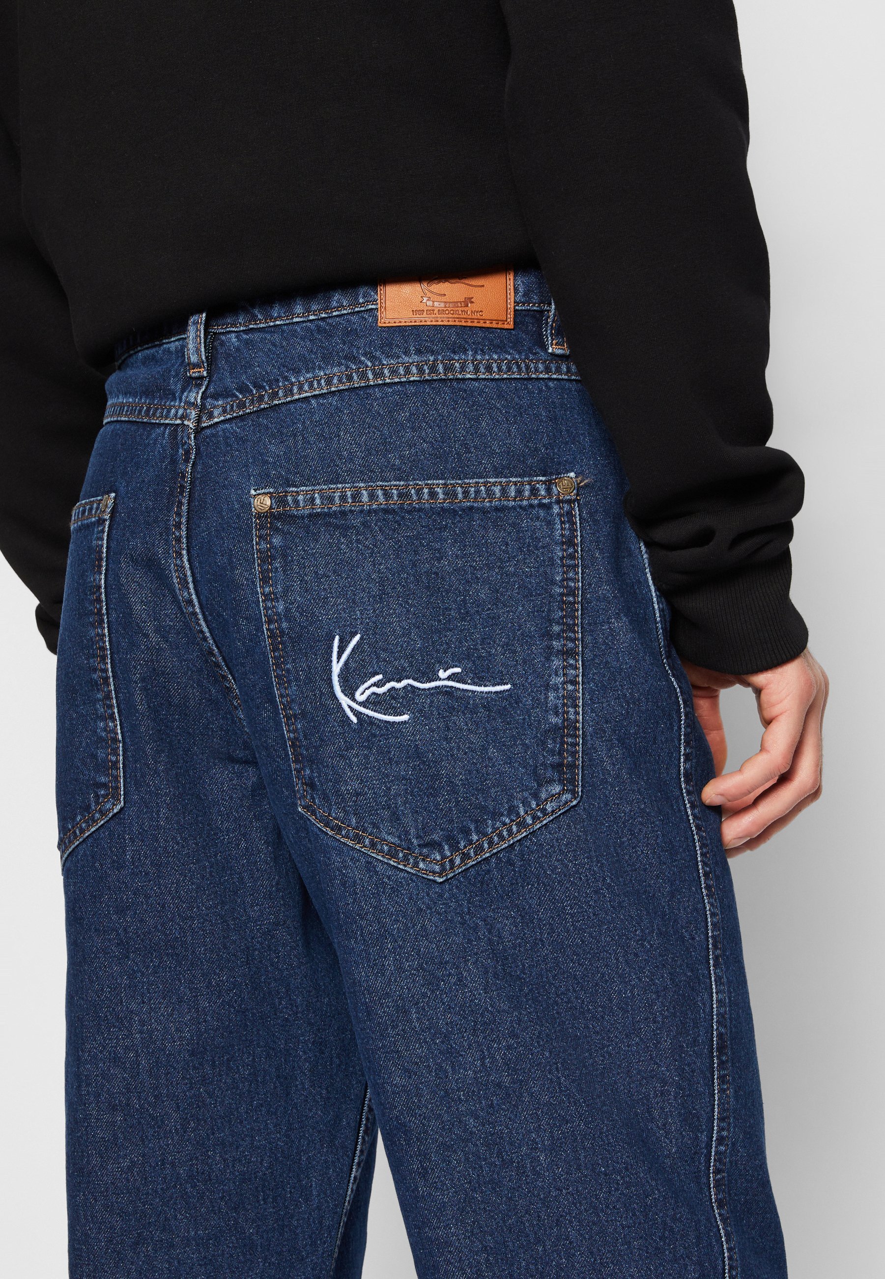 Karl Kani Small Signature Tape Five Pocket Denim – Jeans mit geradem Bein – Waschung Blau