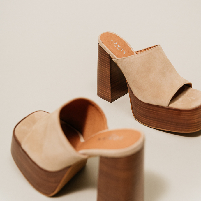 Mules à talons et bouts ouverts  en croute beige