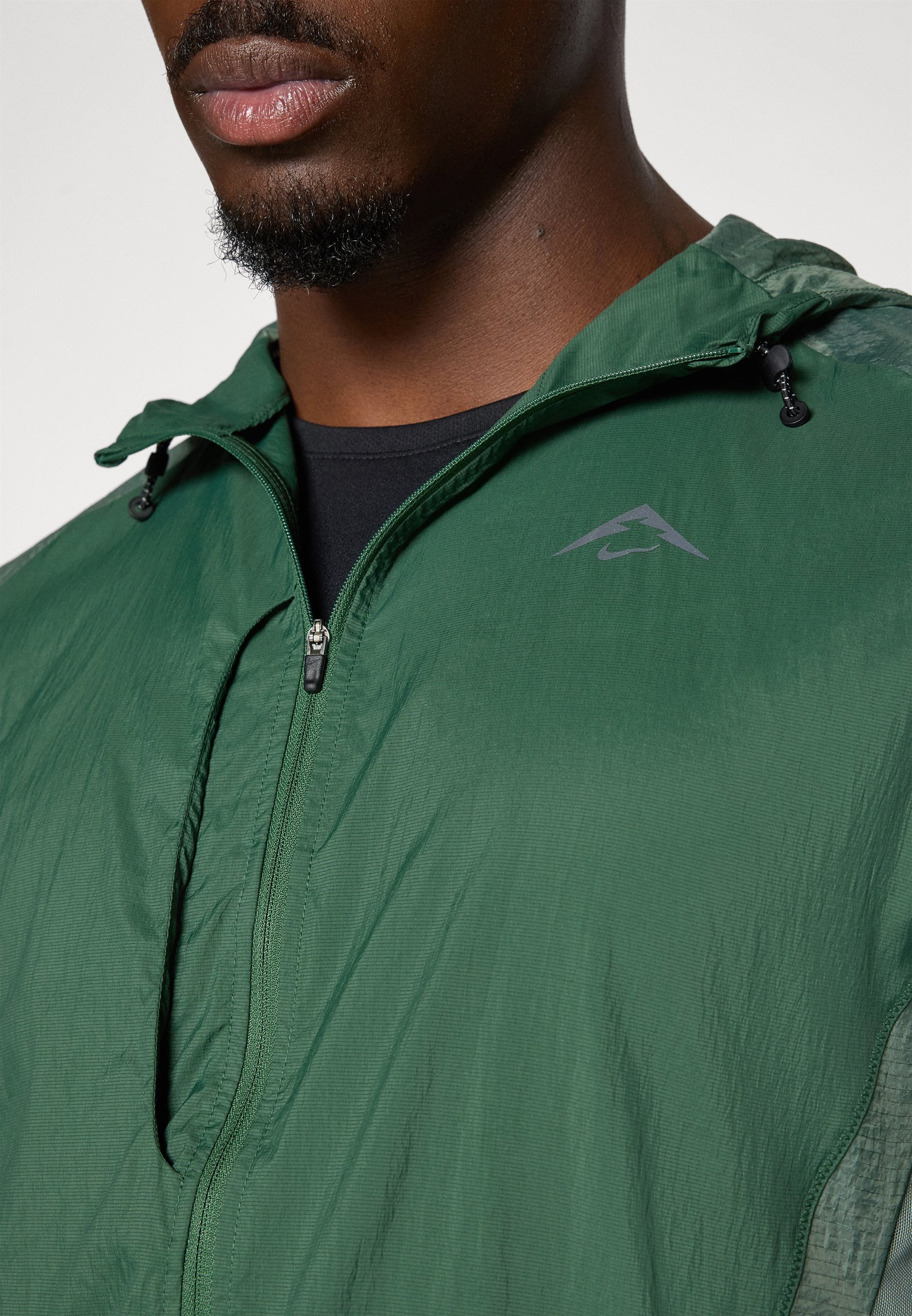 Nike Performance TRAIL AIREEZ - Větrovka - black/green/black