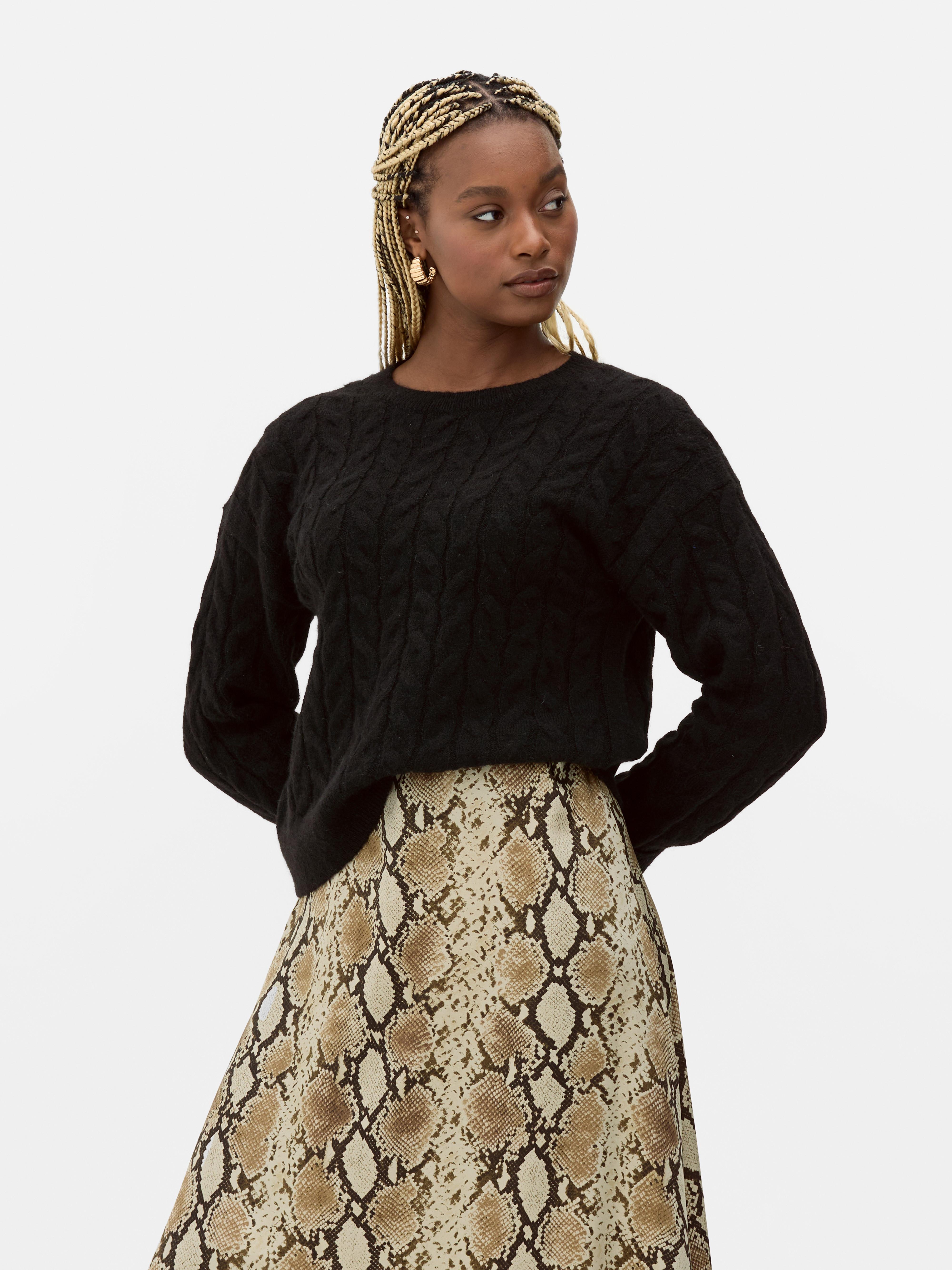 Zopfstrickpullover Ein Zopfstrickpullover mit Rundhalsausschnitt und klassischer Passform