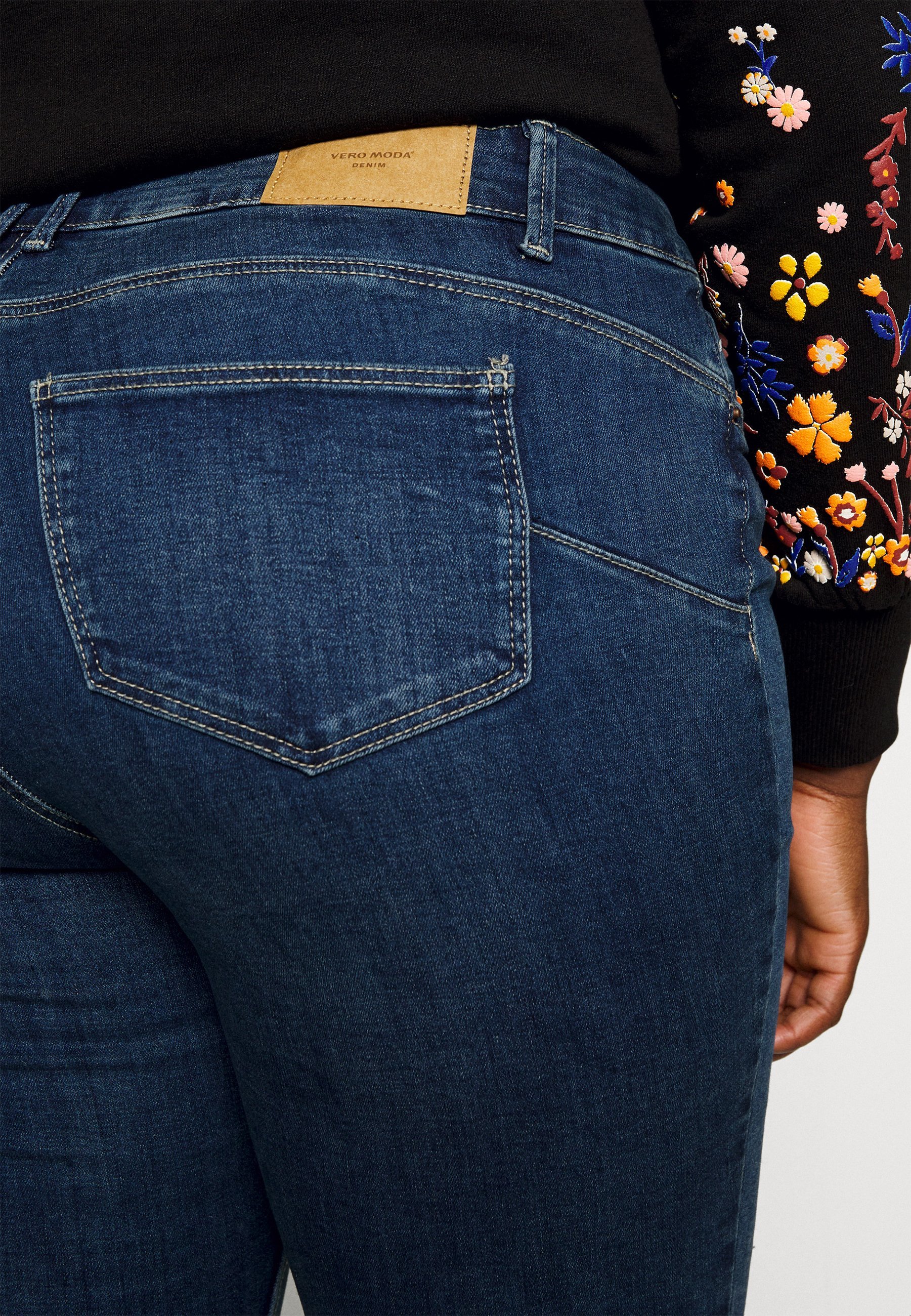 Vero Moda Curve VMSELA SHAPE - Slim-Fit-Jeans - mittelblauer Denim