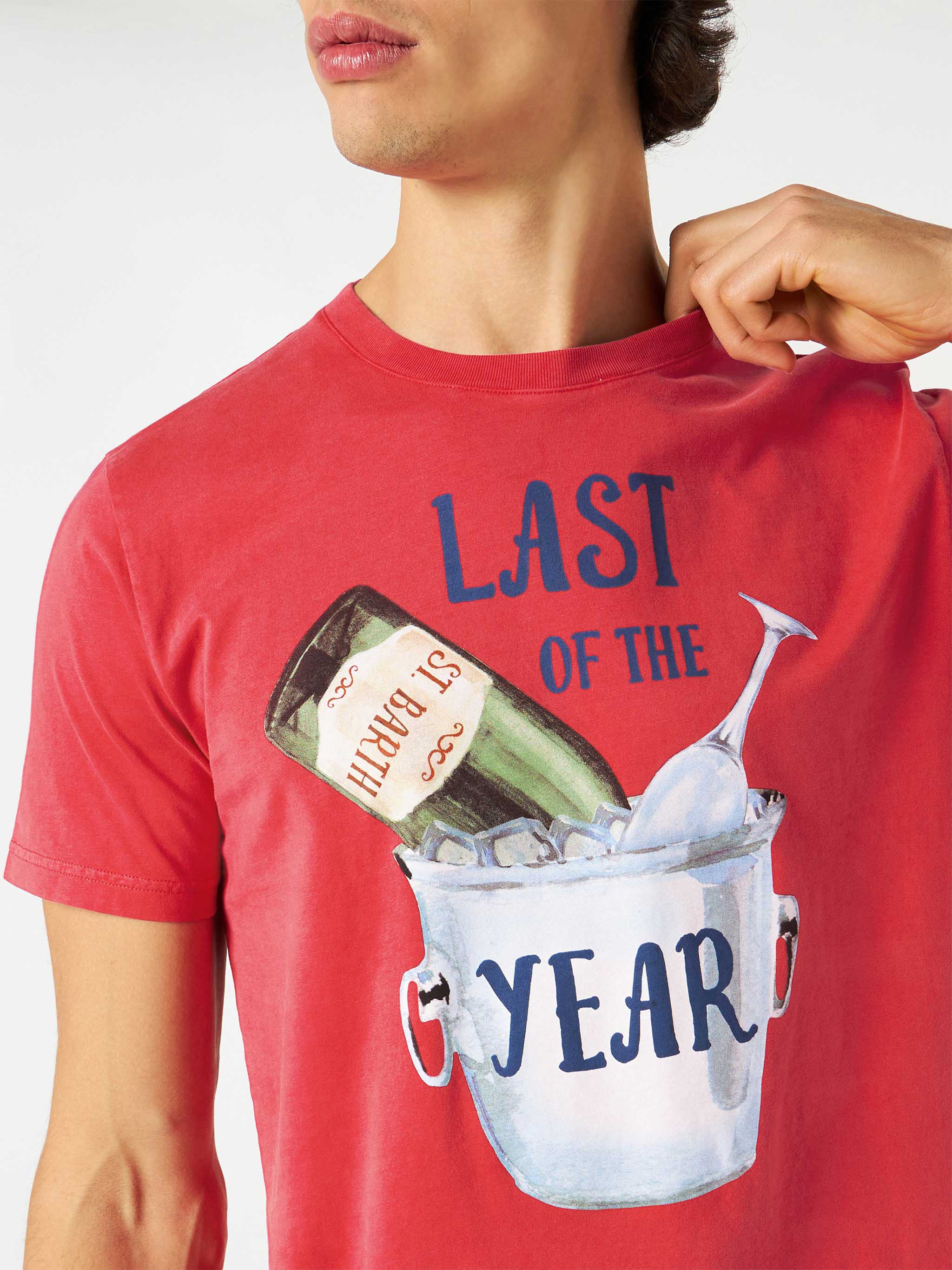 Rotes T-Shirt mit Aufdruck „Letztes Jahr“