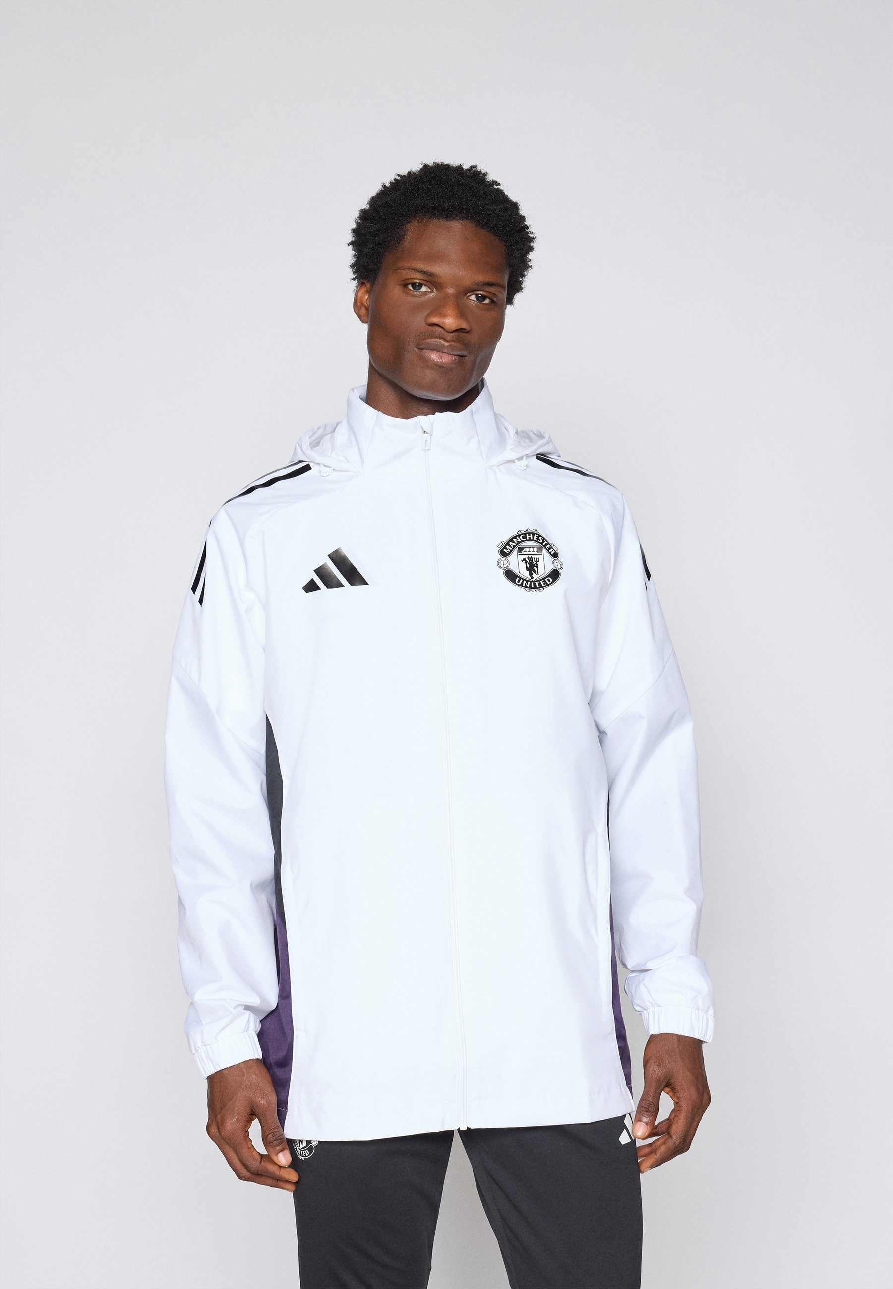 adidas Performance MANCHESTER UNITED 25/26 COMPETITION ALL WEATHER JACKET - Odzież klubowa - biały/aurora śliwkowy/czarny