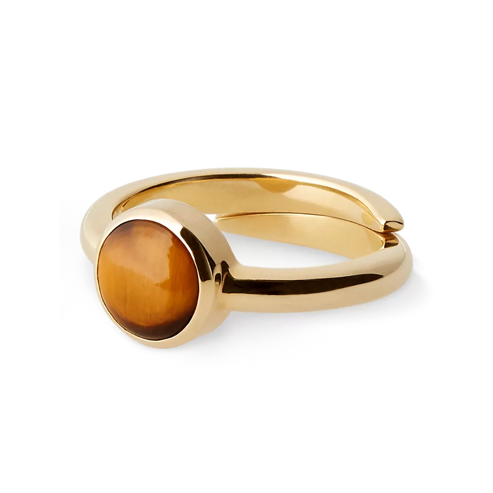Anillo House of Rituals de corte redondo, chapado en oro con gema.