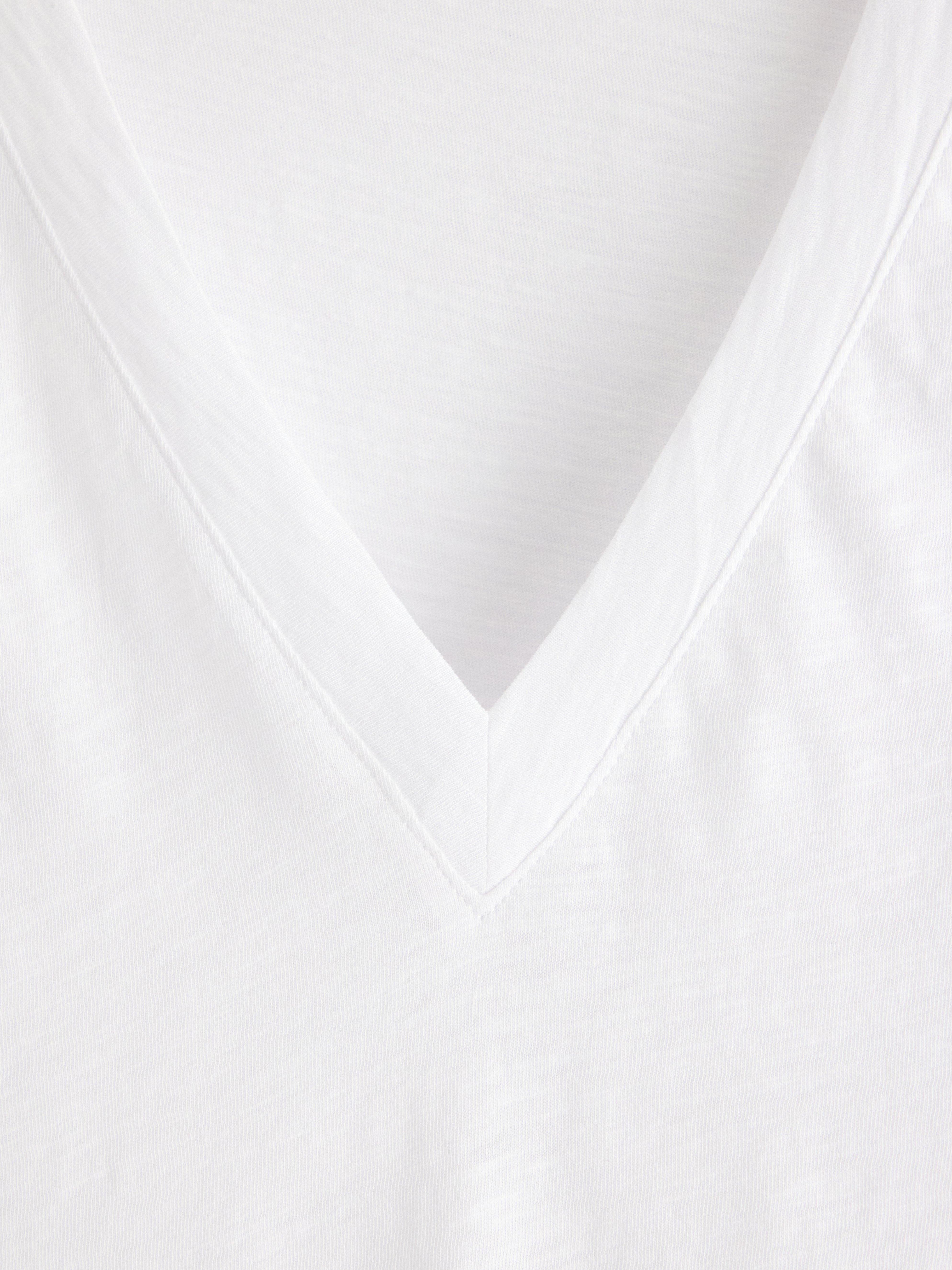 Camiseta blanca con cuello en V