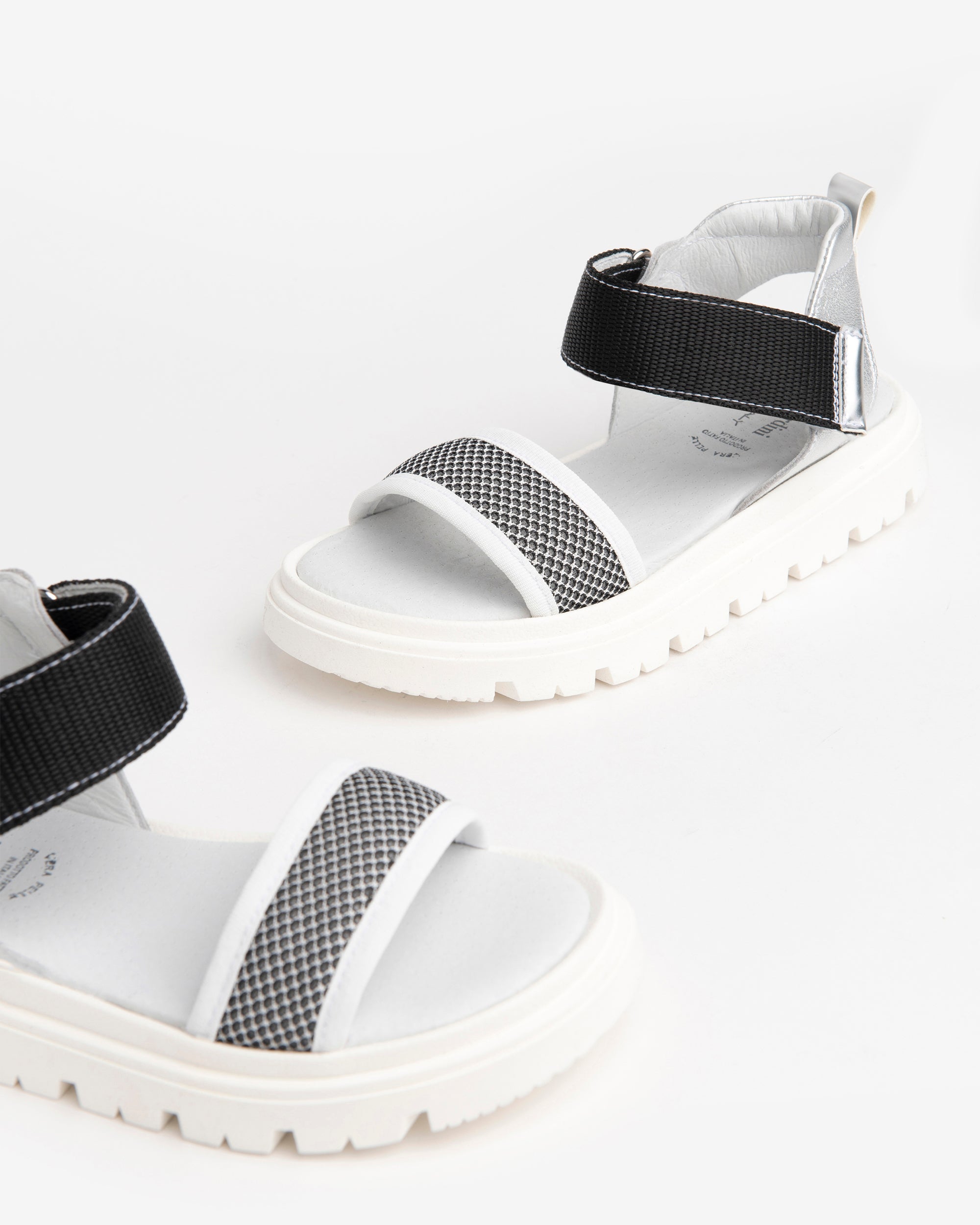  Canvas- und Ledersandalen für Teenager-Mädchen