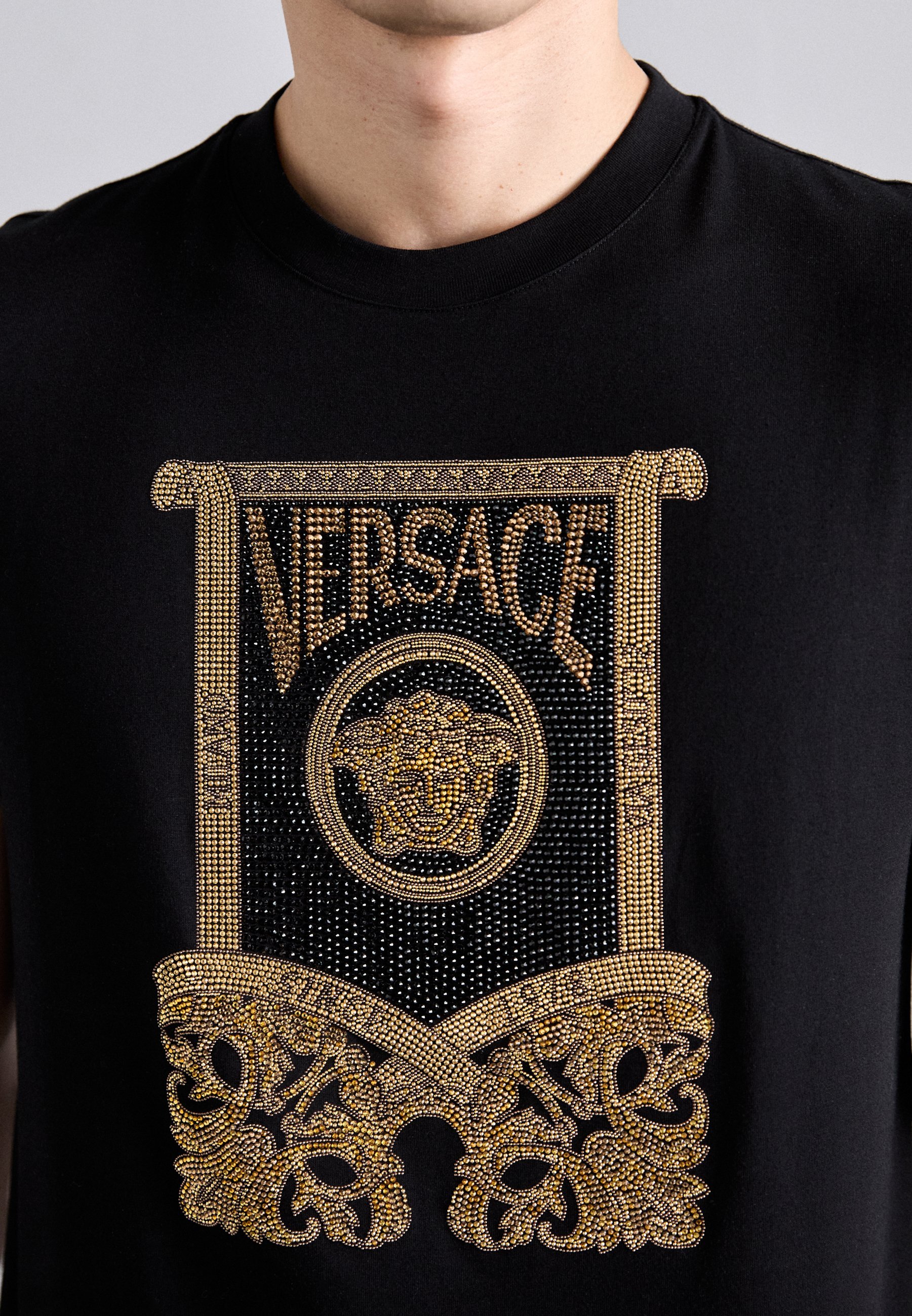 Versace ARCHITECTURAL BAROCCO SCROLL CREST AND HOTFIX - T-shirt stampata - nera