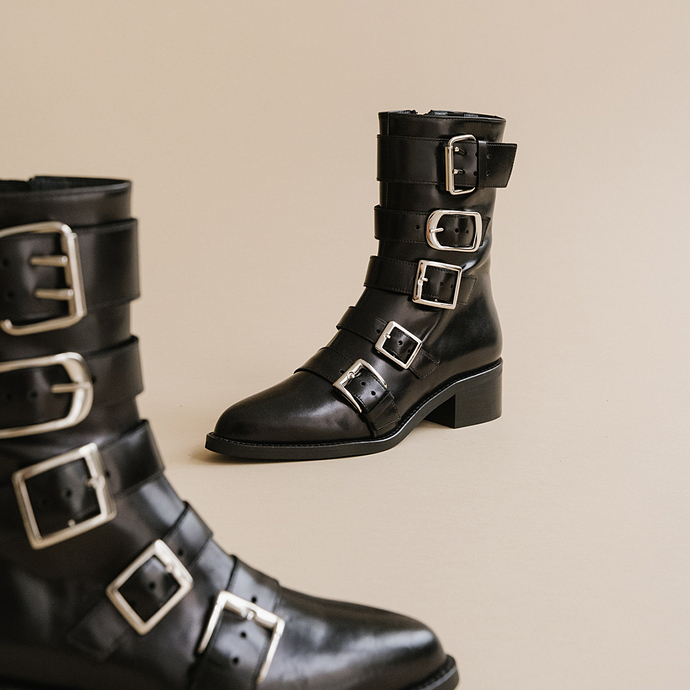Boots à sangles et bouts pointus  en cuir noir
