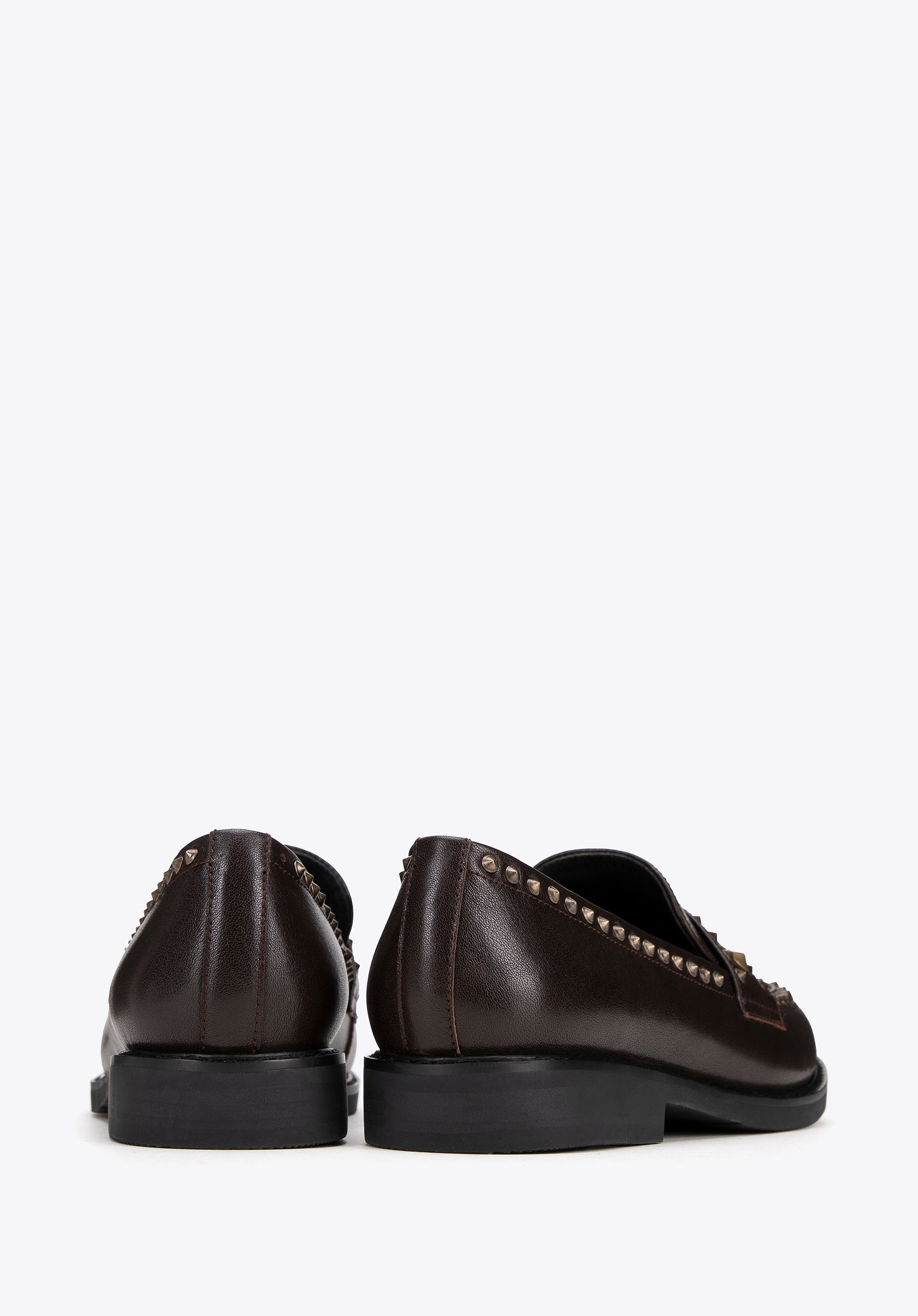 Damskie loafersy skórzane z ozdobnymi nitami brązowe