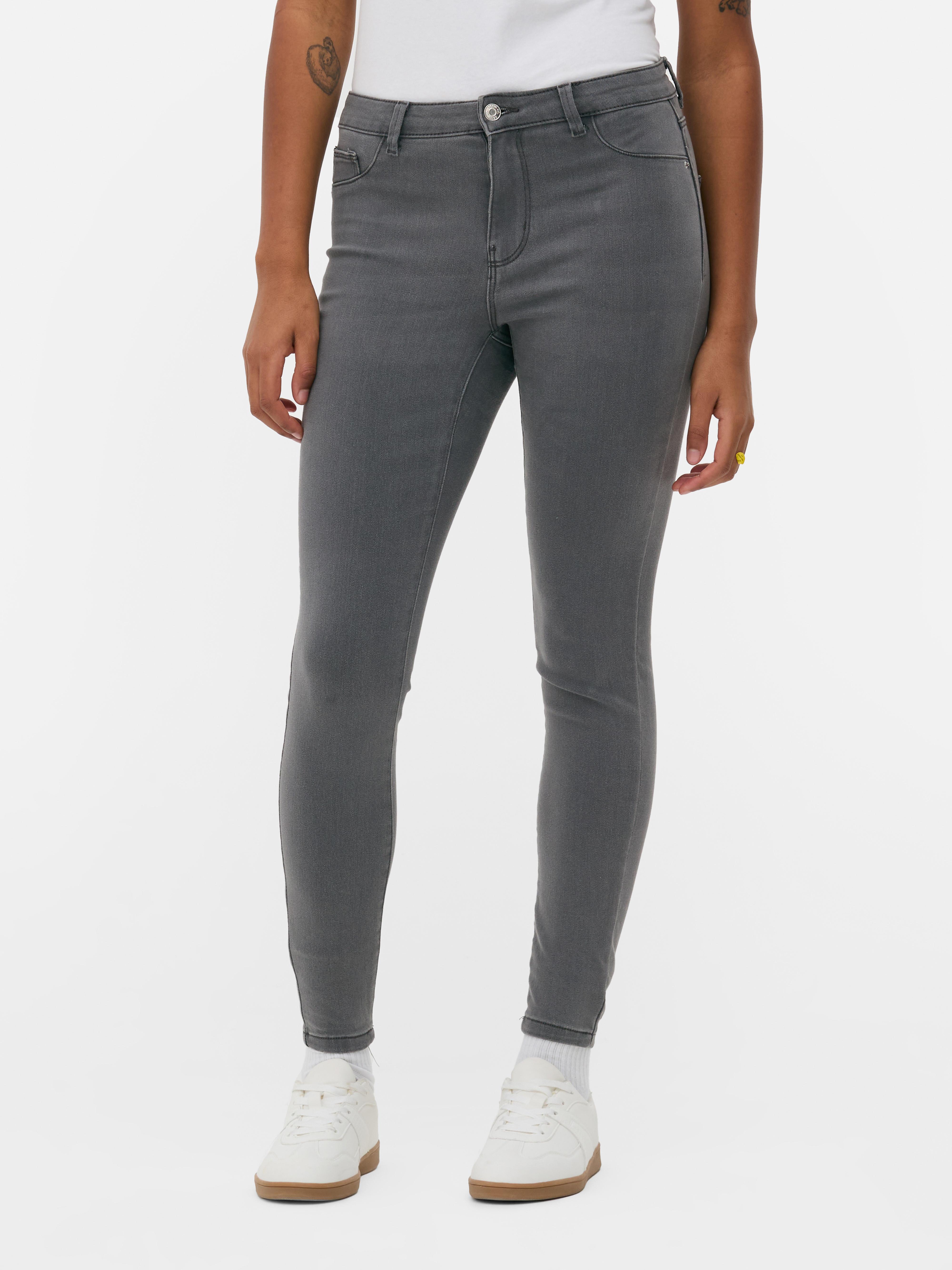 Blugi skinny simpli cu talie medie. Blugii sunt un must-have, iar noi adorăm acest stil mulat.