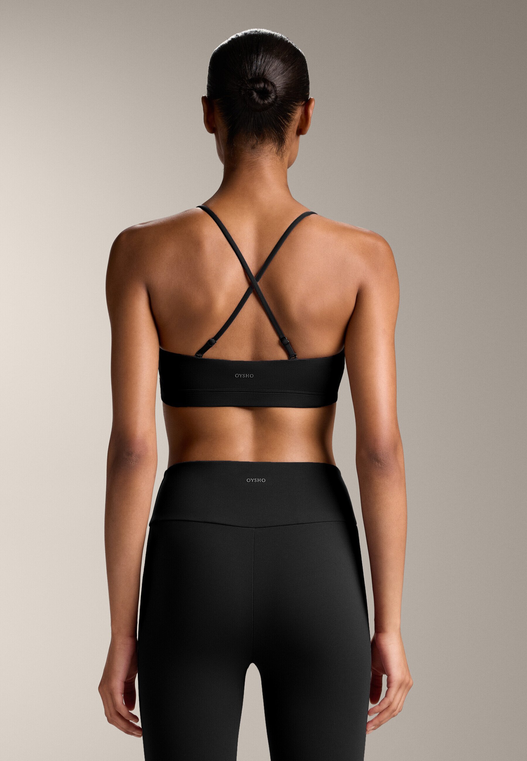Soutien-gorge de sport à maintien léger OYSHO COMFORTLUX avec bretelles croisées - Noir