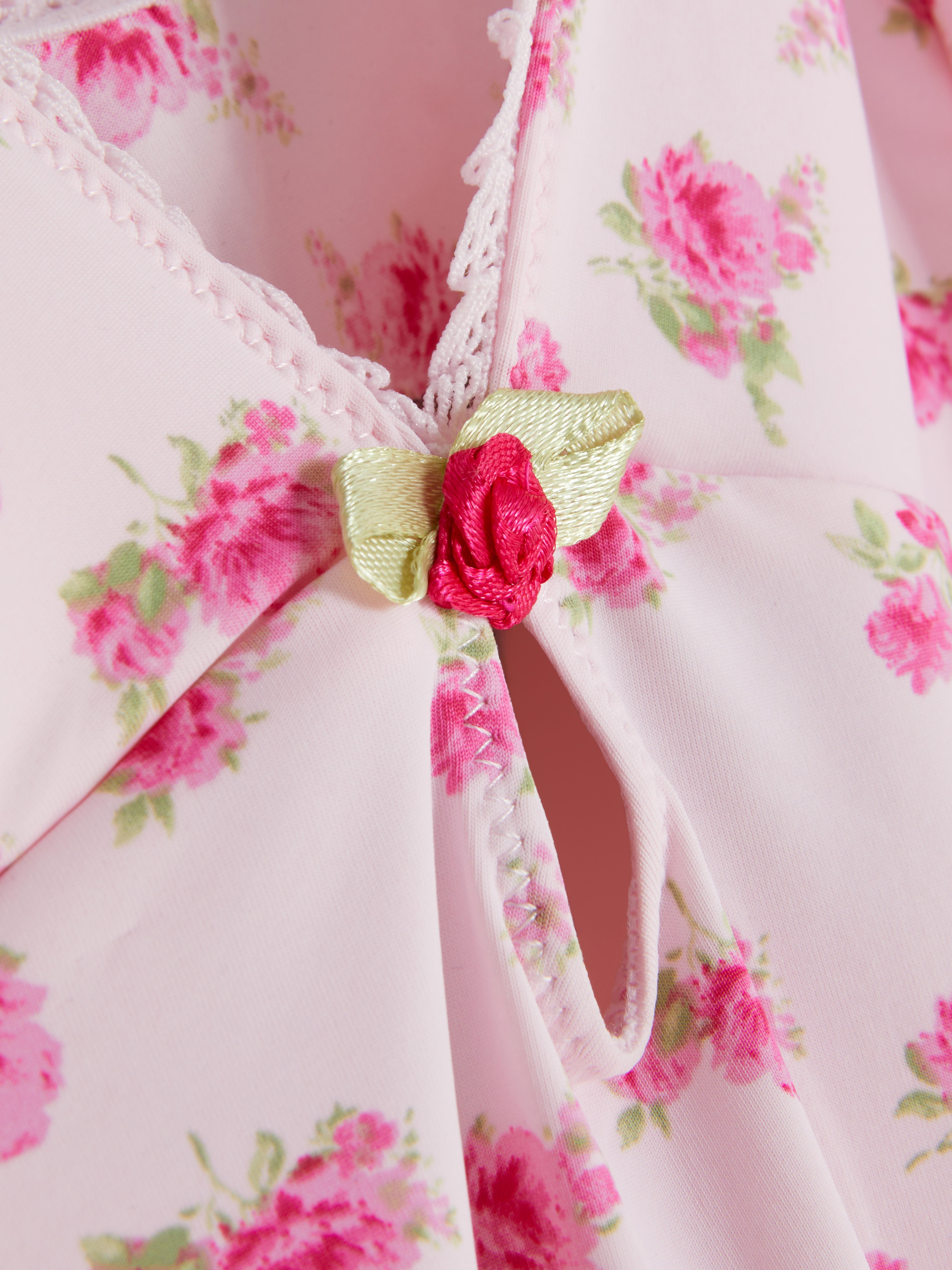 Top de pijama cu dantelă Top de pijama cu dantelă și detalii florale