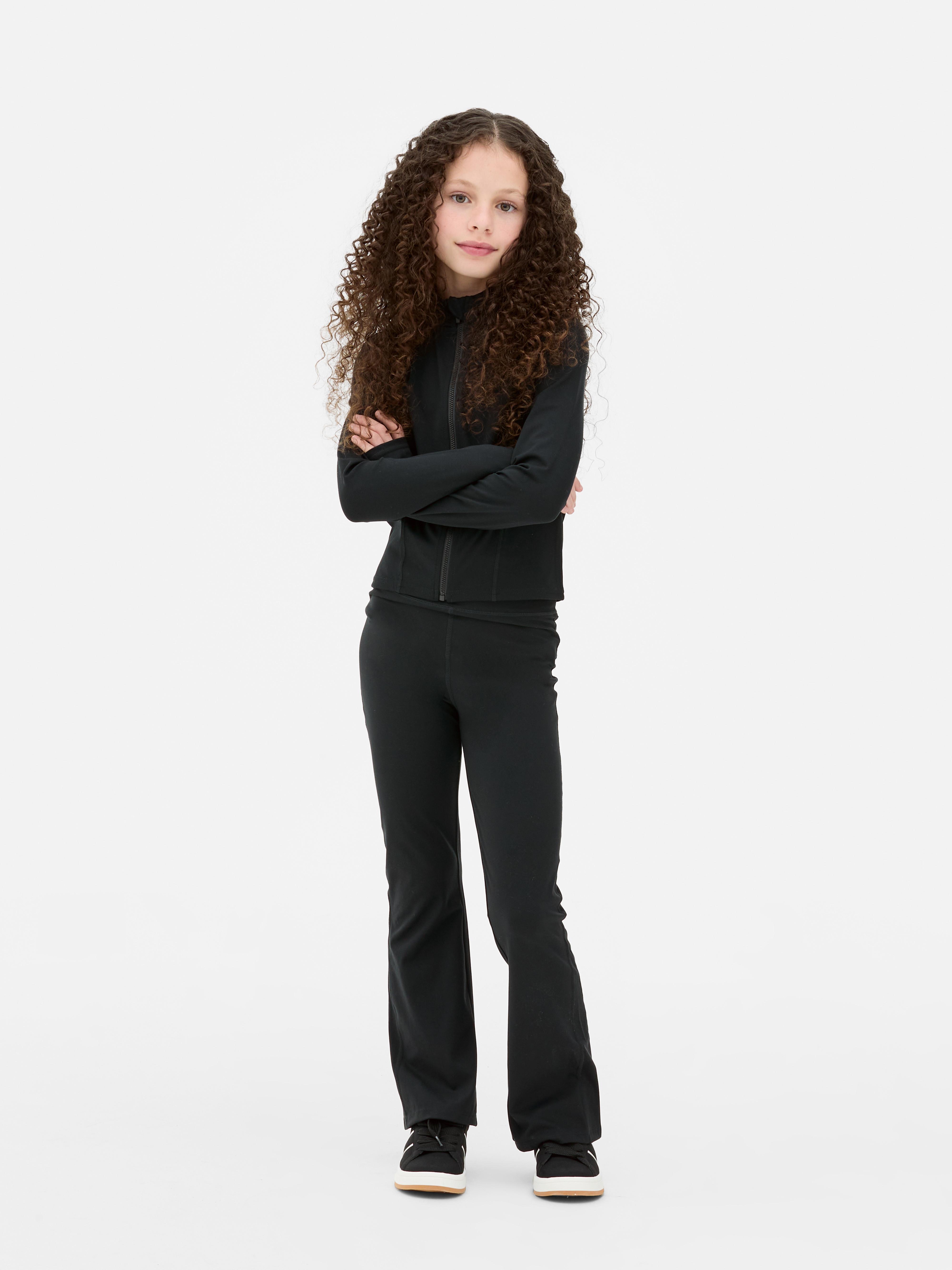 Széles szárú, rugalmas sportleggings. Rugalmas sportleggings széles szárral.