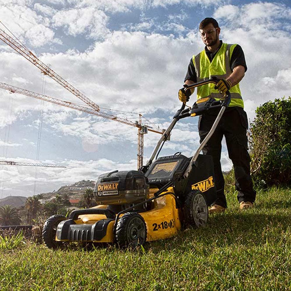 DEWALT 36V (18X2) XR Bezuhlíková sekačka na trávu 510 mm Skin DCMW564N-XE