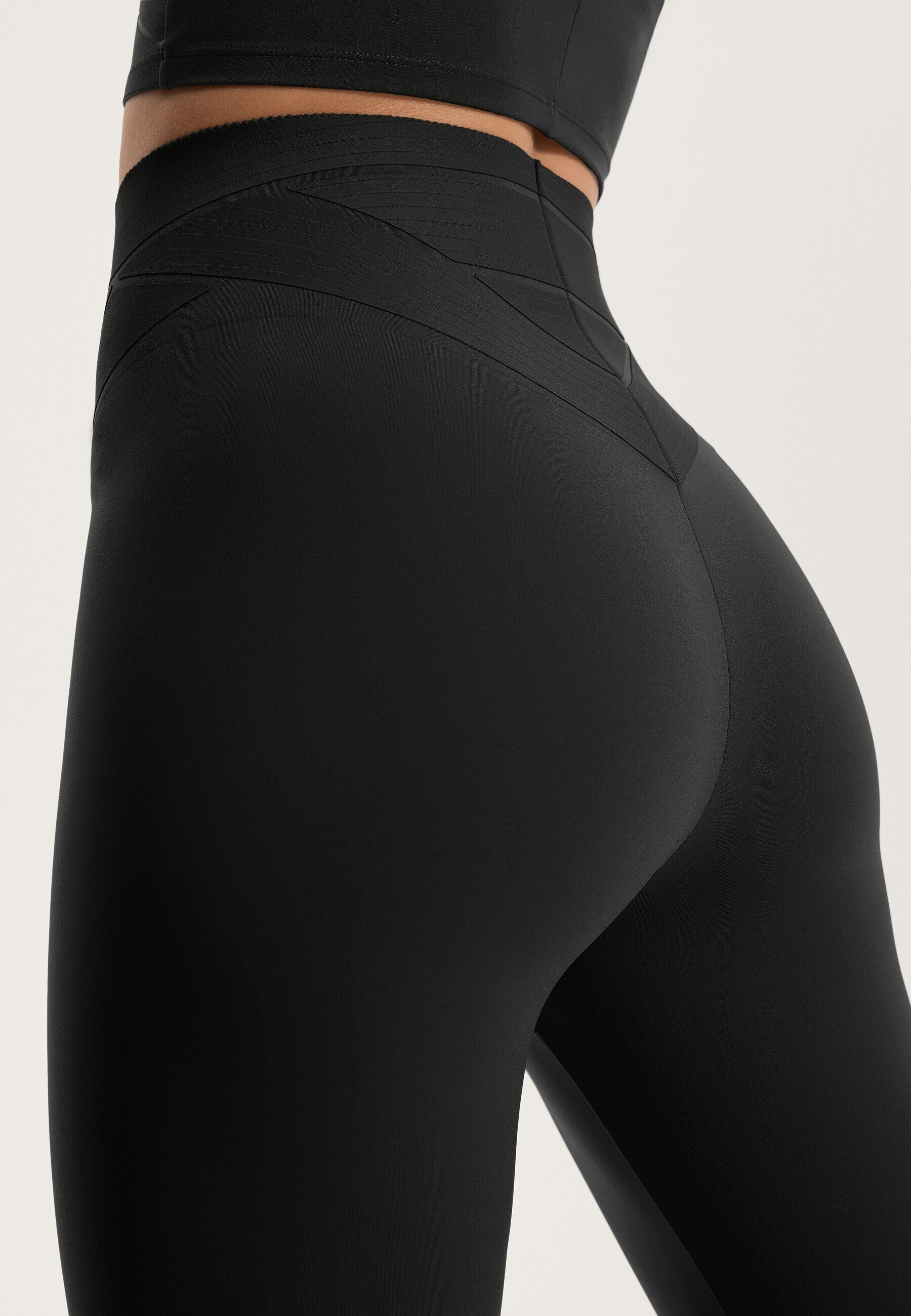 Leggings OYSHO a vita alta con controllo del core, lunghezza alla caviglia 65 cm - neri