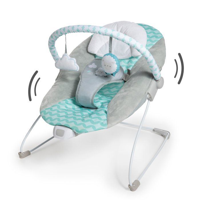 INGENUITY Transat bébé Nuages, Vibrations apaisantes, Arche d'éveil avec 2 peluches, Cale tête amovible, cadeau bébé