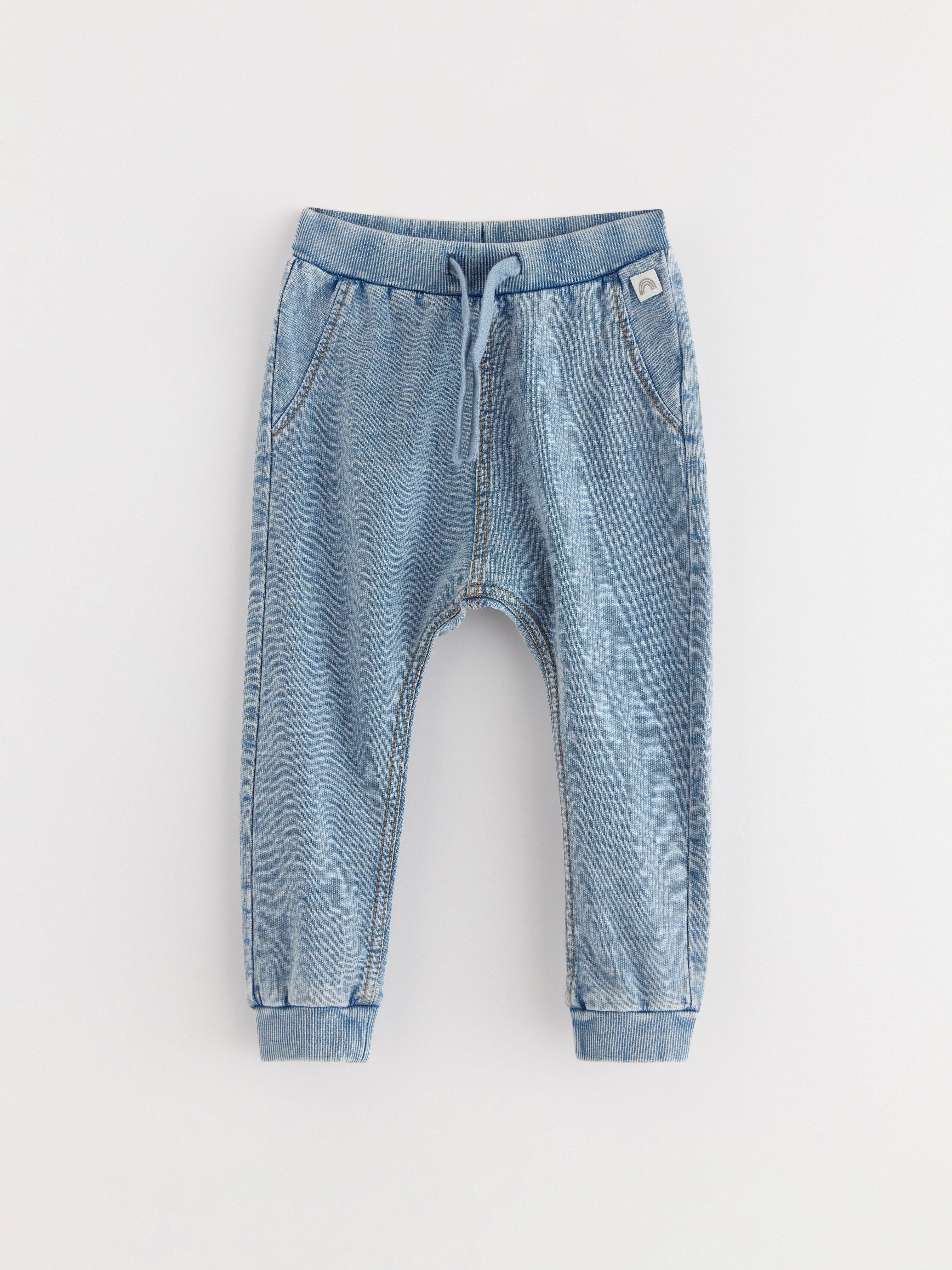 Pantalones deportivos con aspecto vaquero. Tejido vaquero claro.