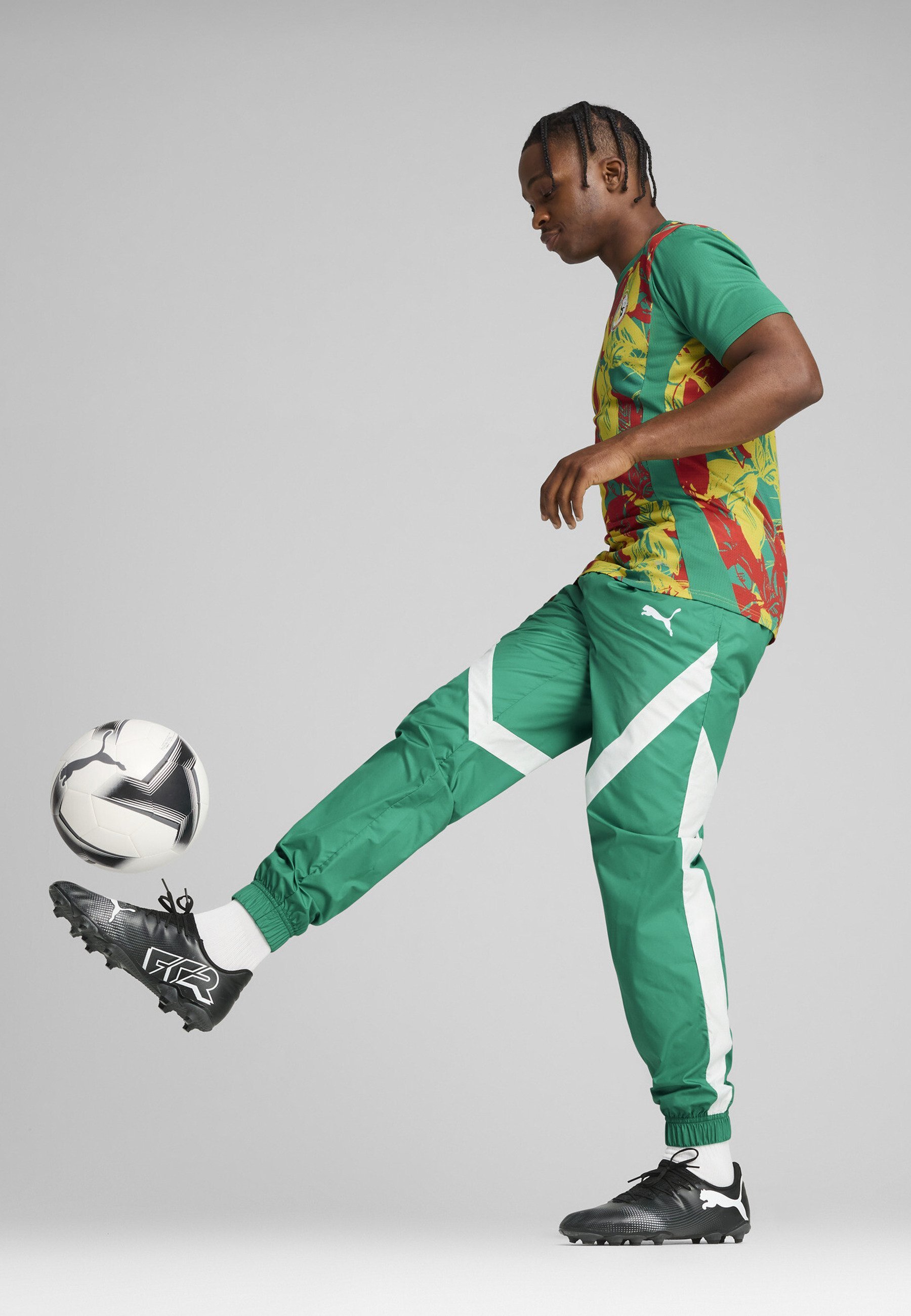 Puma SENEGAL 2025 PRE-MATCH - Teplákové kalhoty - sportovně zelená-bílá