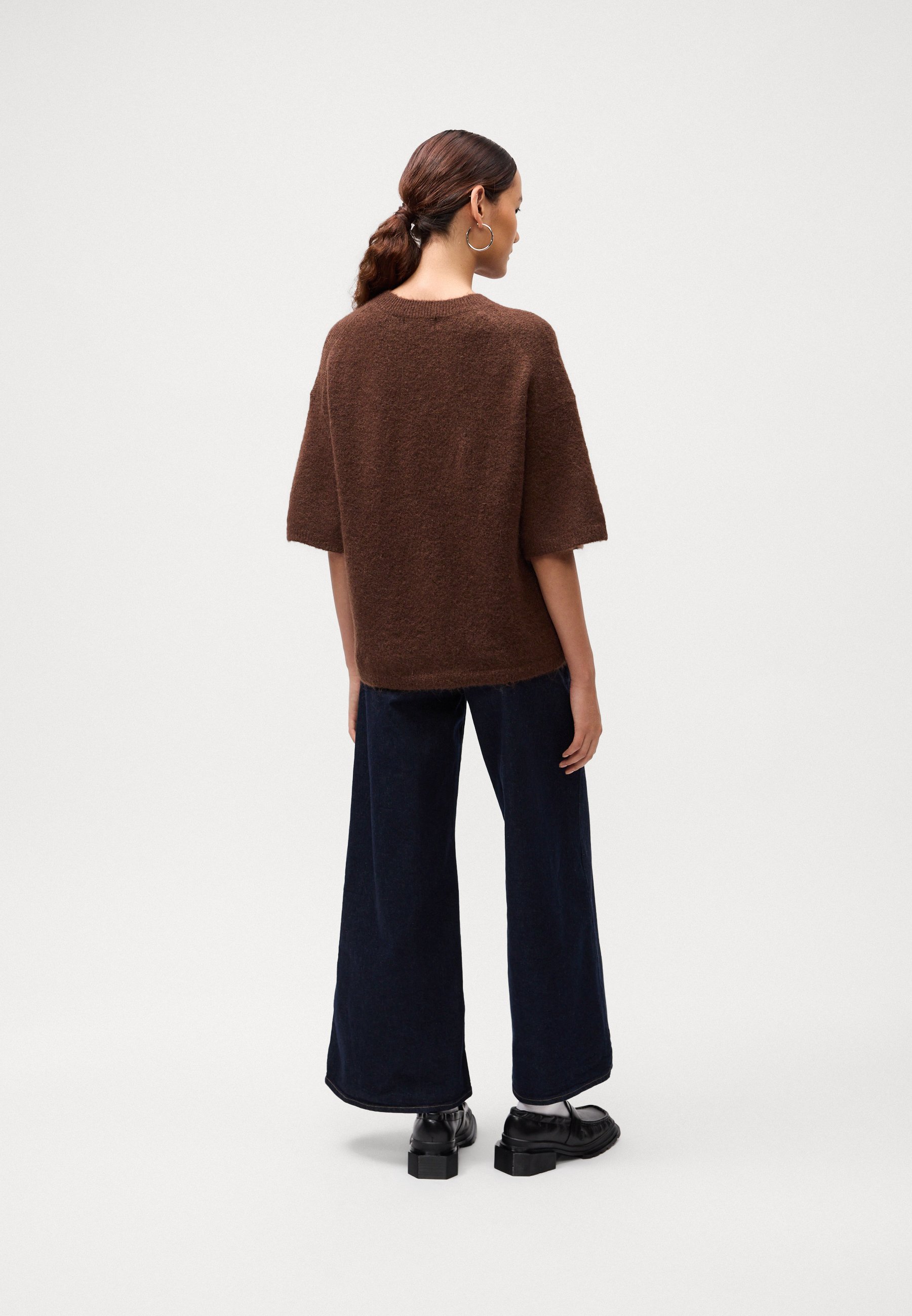 Gina Tricot trui met korte mouwen - kastanjebruin