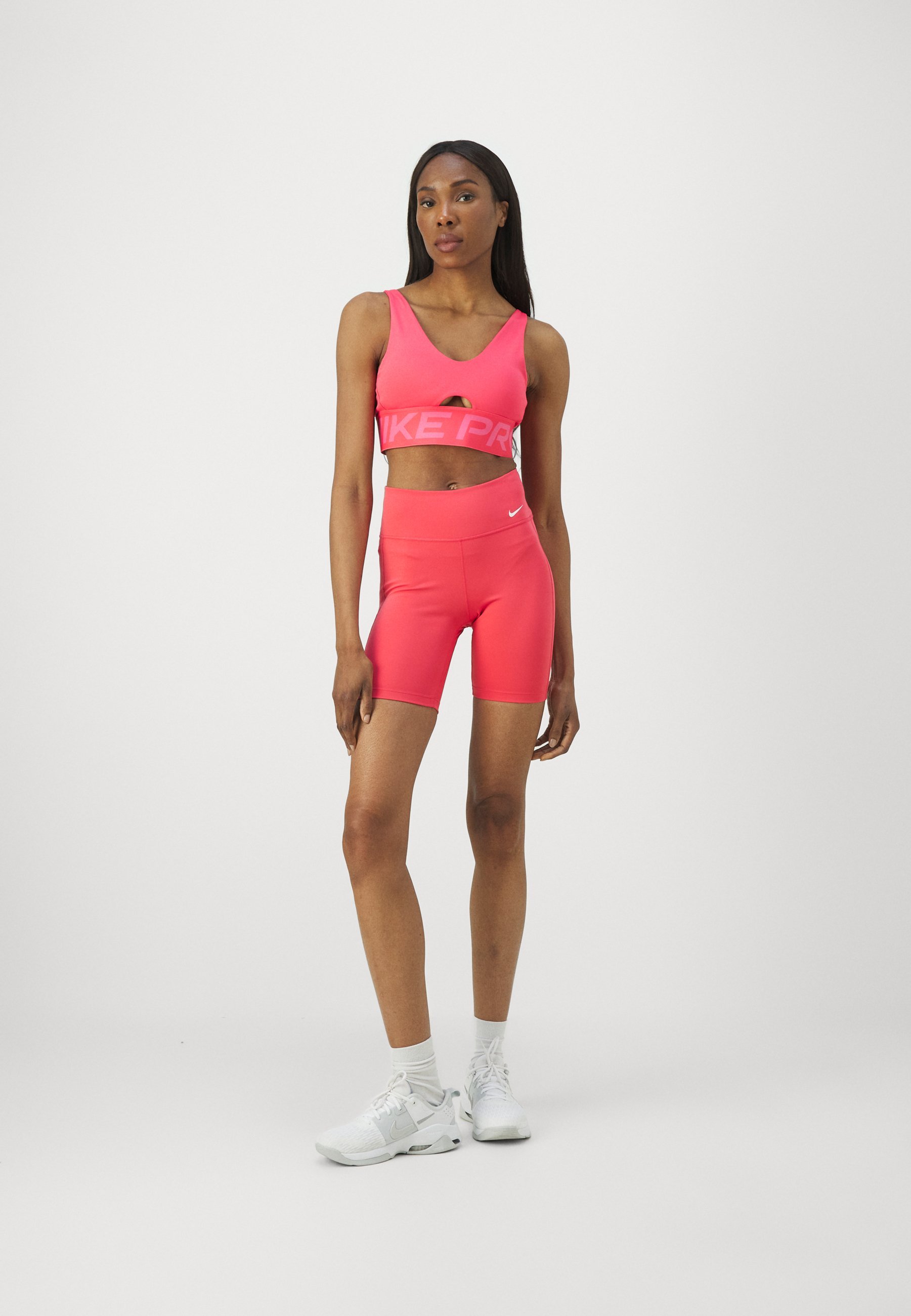 Soutien-gorge de sport Nike Performance INDY PLUNGE BOLD - Maintien moyen - Rose aster/Rose glacé