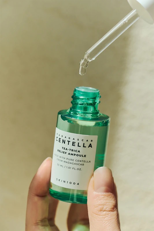 SKIN1004 Умирујући серум за лице са чајем од центеле и триком са Мадагаскаром за проблематичну кожу