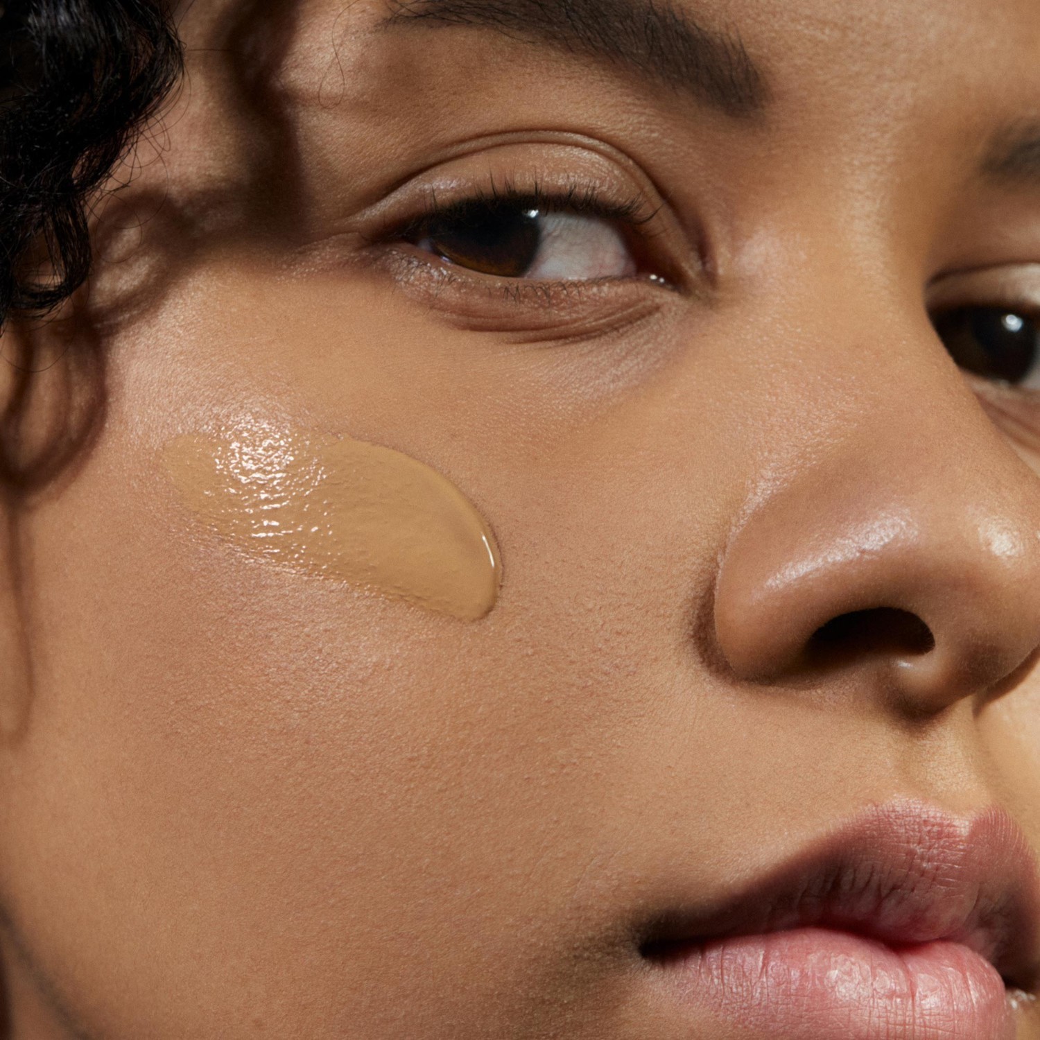 MÁDARA Foundation SKINONYM Semi-Matte Peptide Foundation, Nr. 15 AKMENS - 30 ml