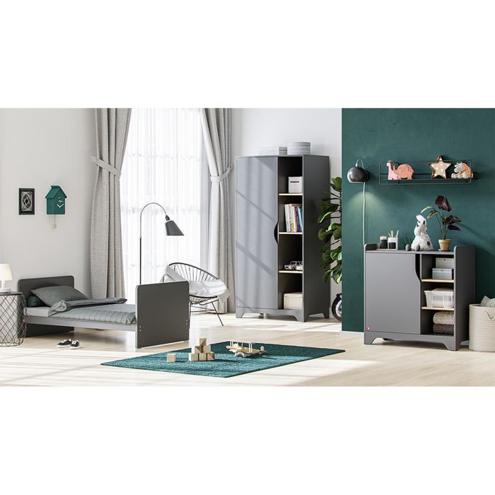 Set completo per la camera da letto, comprensivo di culla trasformabile, fasciatoio e armadio a 1 anta, nei colori Vox Leaf Grey e legno.
