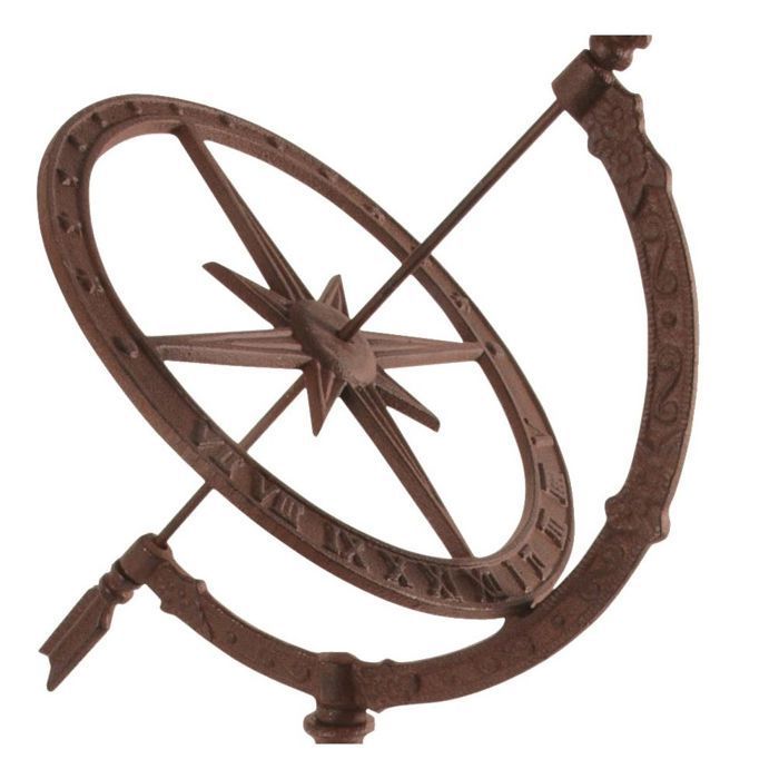 Reloj de sol de hierro fundido sobre un soporte.