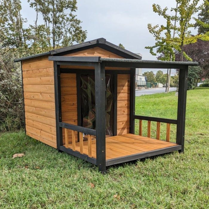 Caseta para perro pastor australiano con techo de tejas y terraza cubierta, tamaño L, madera.