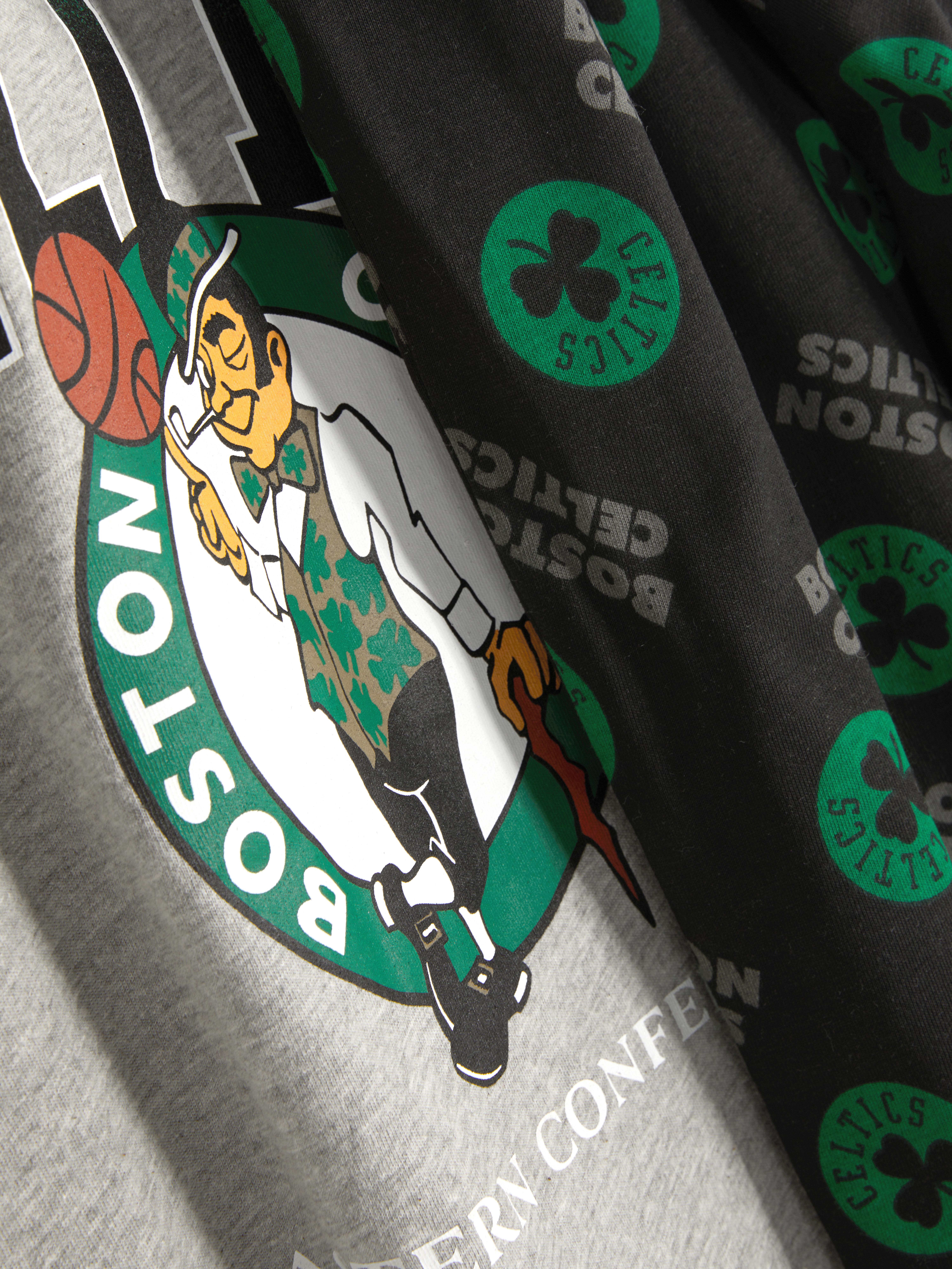 Pijamale NBA Boston Celtics Un set de pijamale format din tricou și pantaloni cu un design Boston Celtics