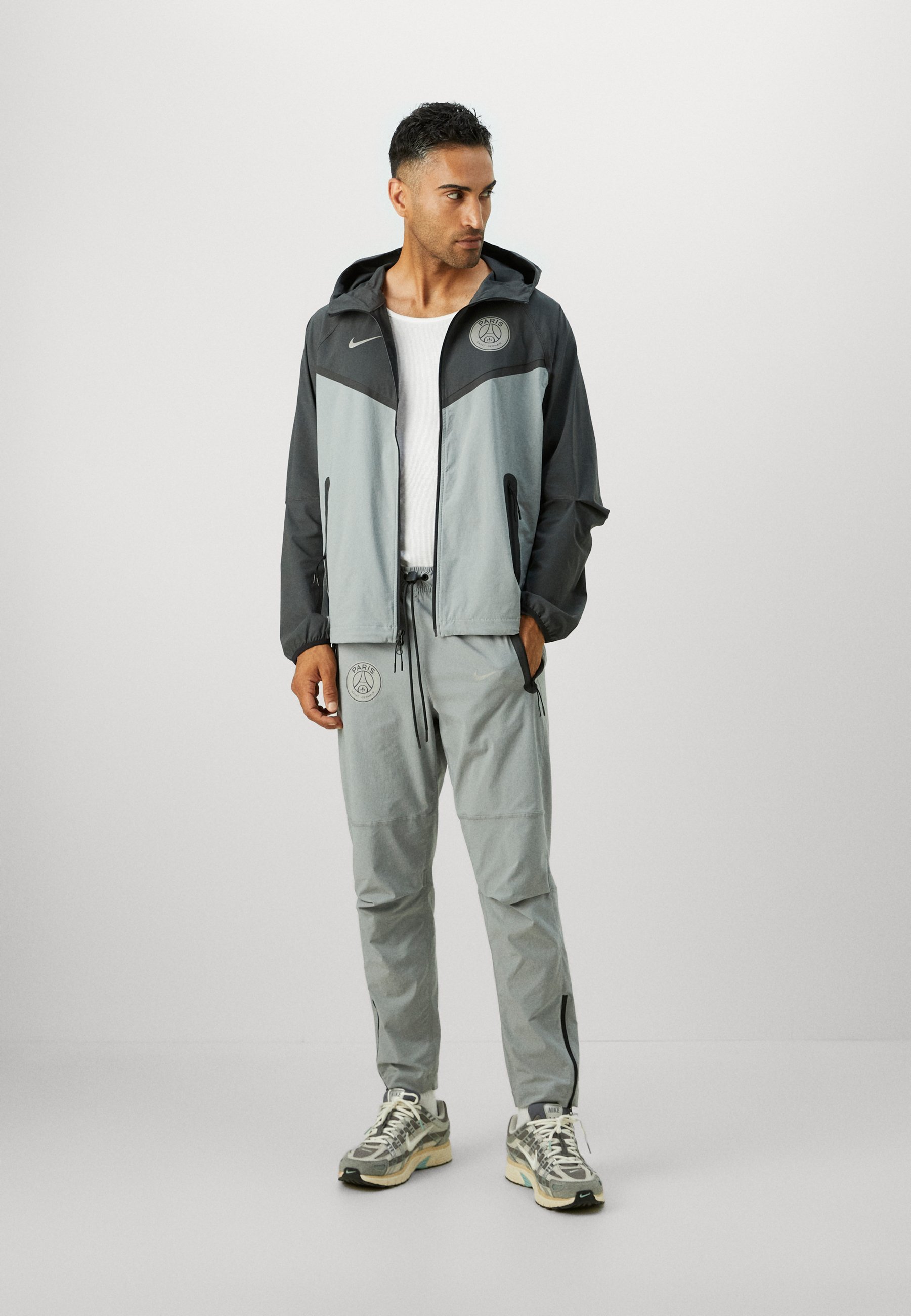 Nike Performance PARIS SAINT-GERMAIN TECH WINDRUNNER - Klubinė apranga - antracito/pilkos/sidabro spalvos