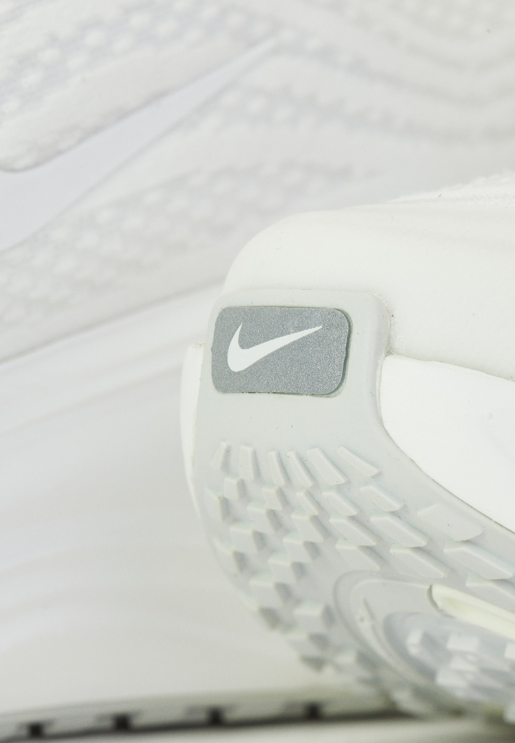 Nike Performance VOMERO PLUS - Hardloopschoenen voor op de weg - wit/summit white/photon dust/metallic silver