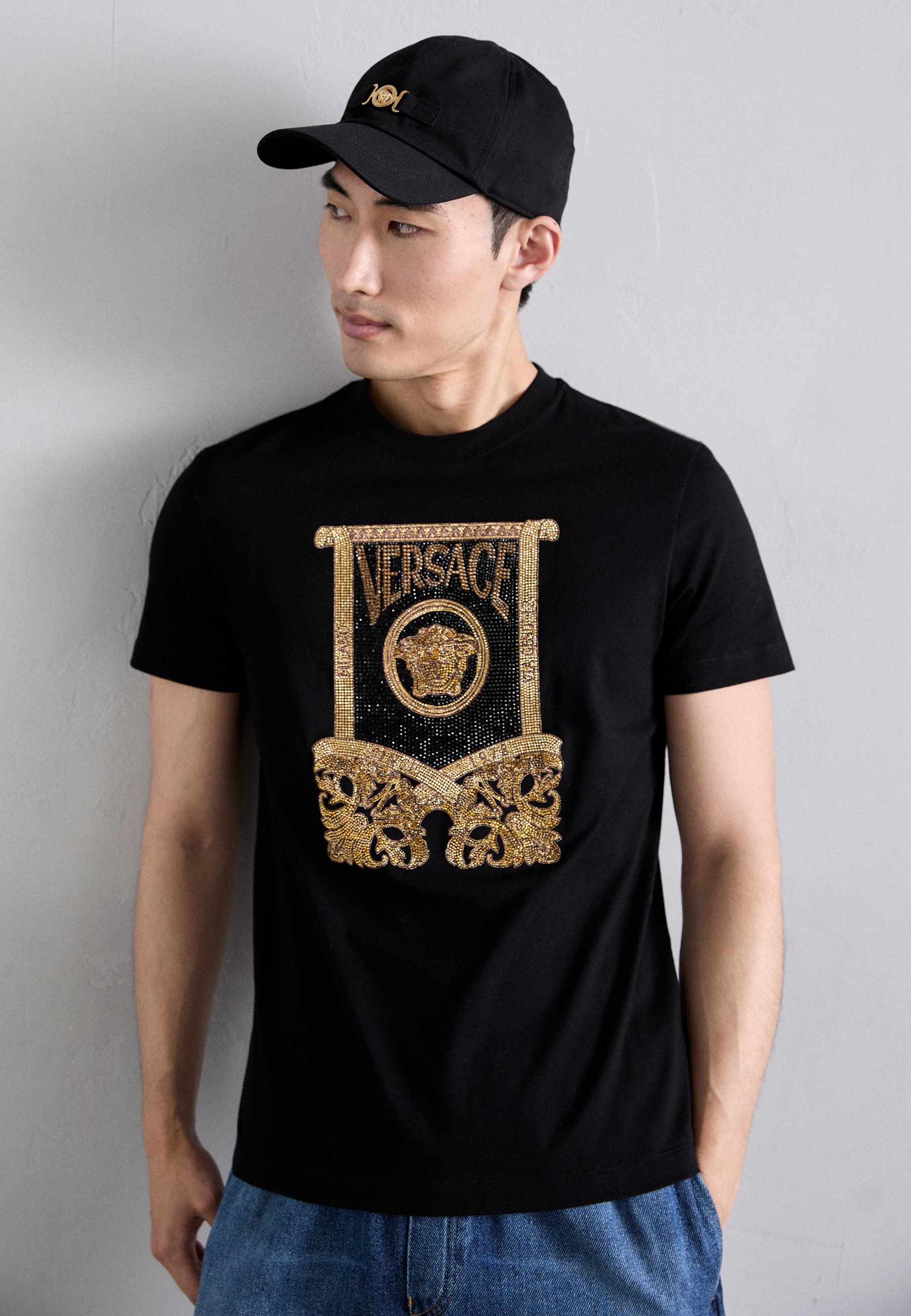 Versace ARCHITECTURAL BAROCCO SCROLL CREST AND HOTFIX - Print T-shirt - zwart