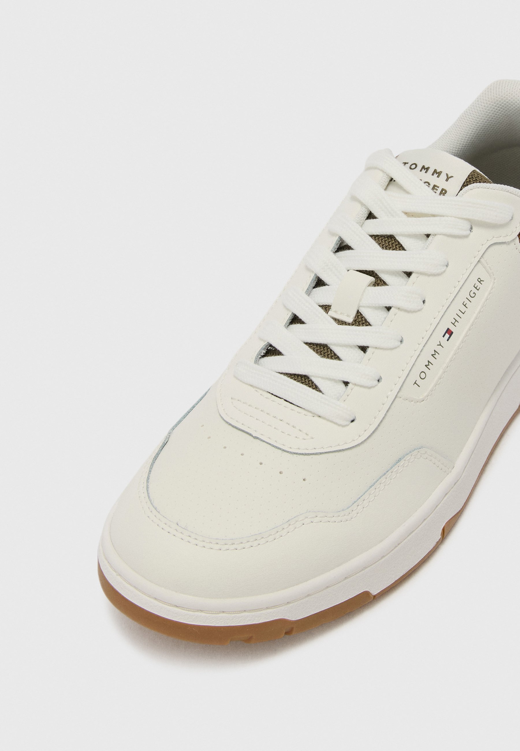 Tommy Hilfiger BASKET CORE - Sneakers - ecru/legergroen